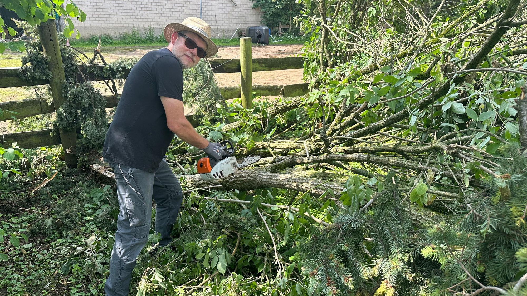 Der Sturm hat im Ponyhaufen Niederpleis gewütet und viel zerstört