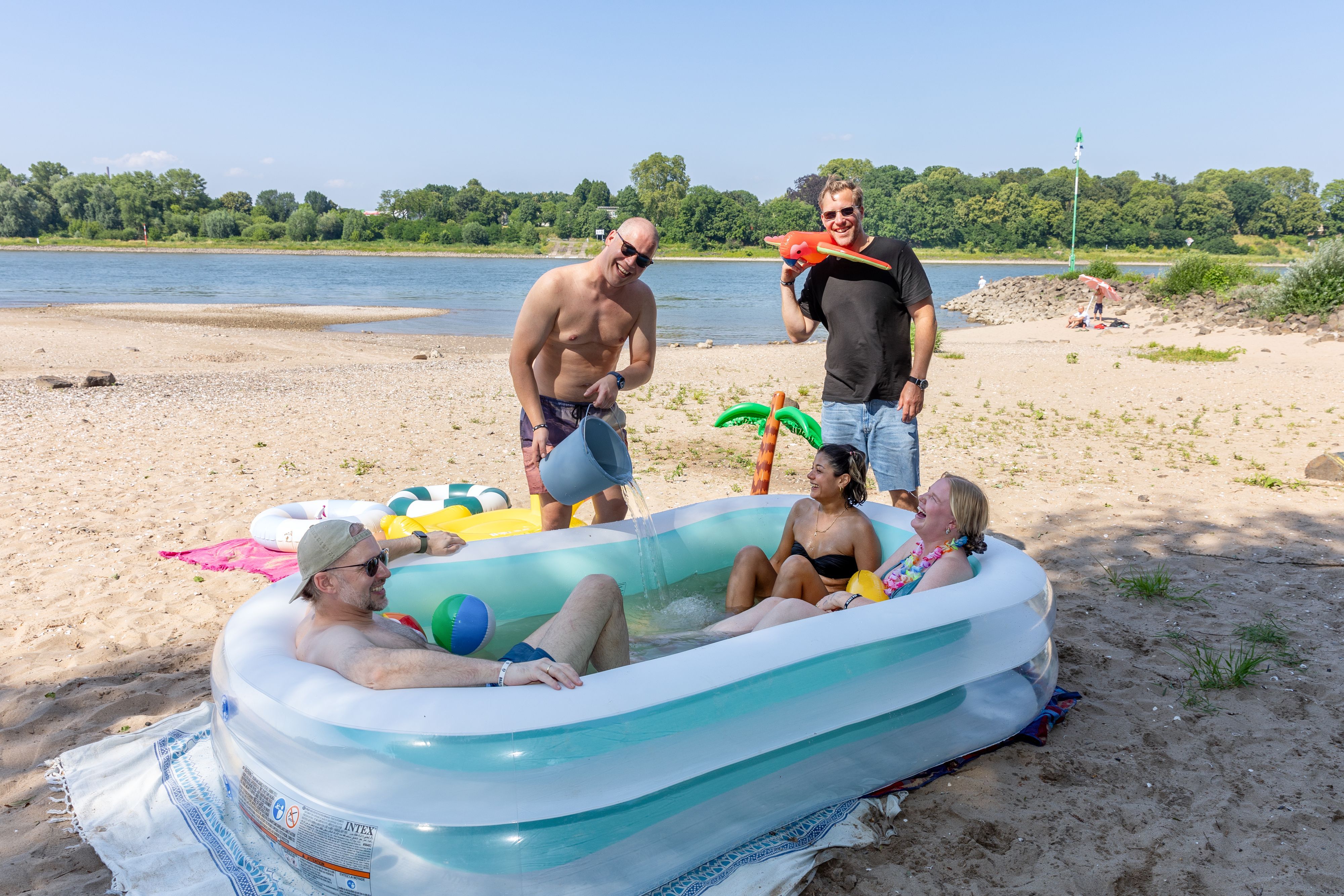 So geht es regelkonform: Planschen im Rheinwasser in einem aufblasbaren Pool am Niehler Strand.