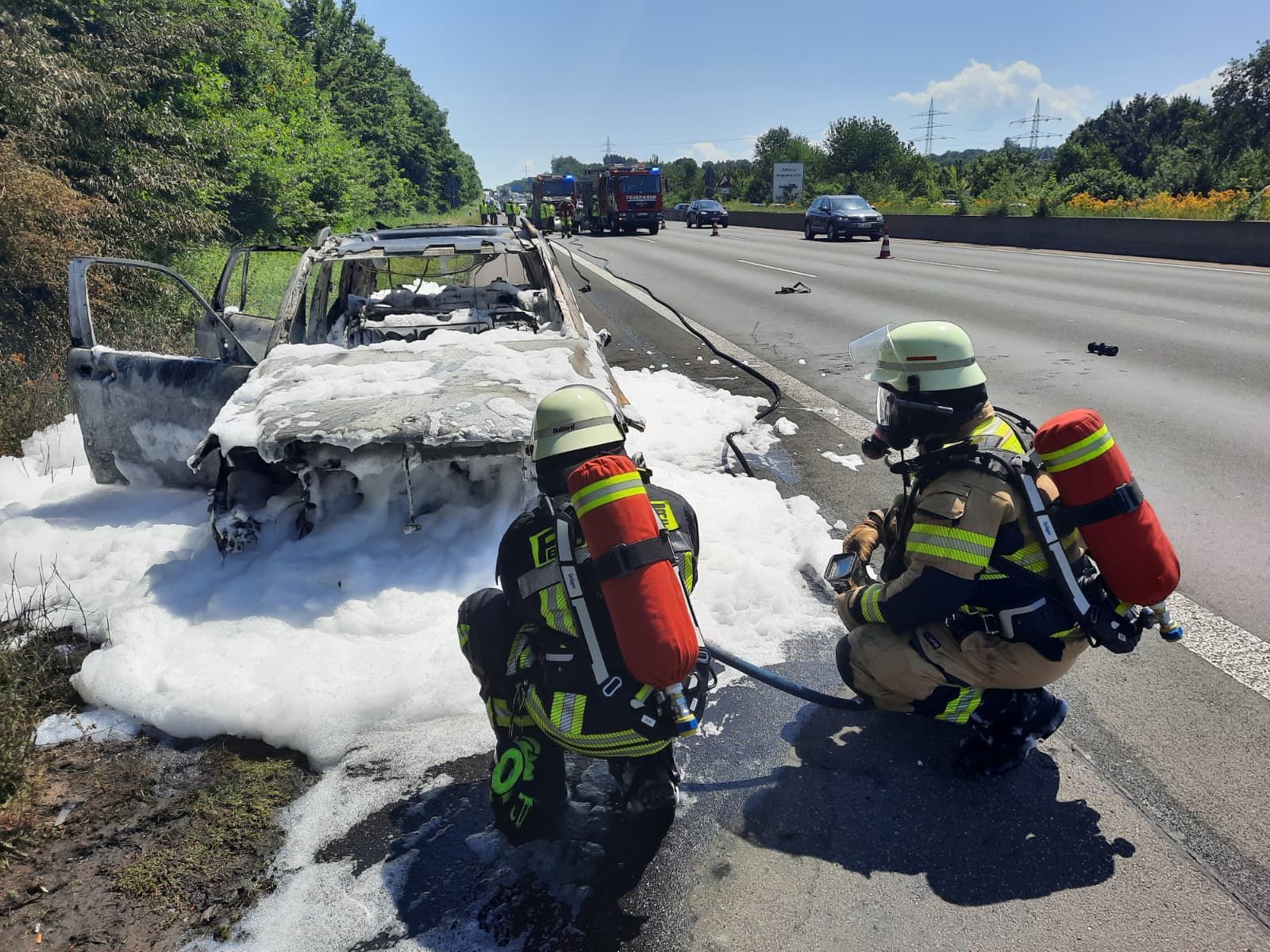 Der Wagen brannte vollständig aus. Die Feuerwehr verhinderte, dass die Flammen auf die Böschung neben dem Seitenstreifen übergingen.