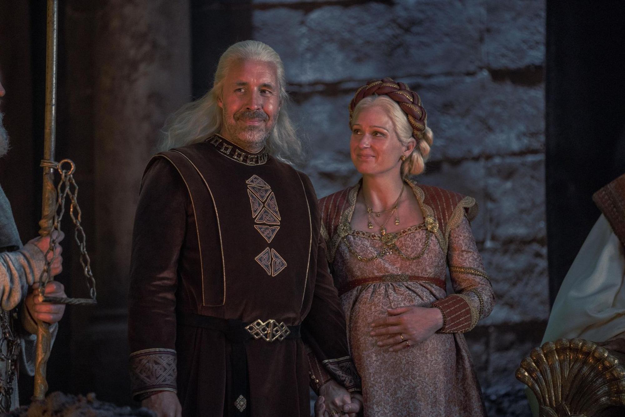 Eine Erinnerung an glückliche Tage: Rhaenyras Vater König Viserys I. Targaryen (Paddy Considine) und Königin Aemma Arryn (Sian Brooke) kurz vor dem Moment, der die Saat für den späteren Krieg pflanzte.
(Bild: 2022 Home Box Office, Inc. All rights reserved. / Ollie Upton )