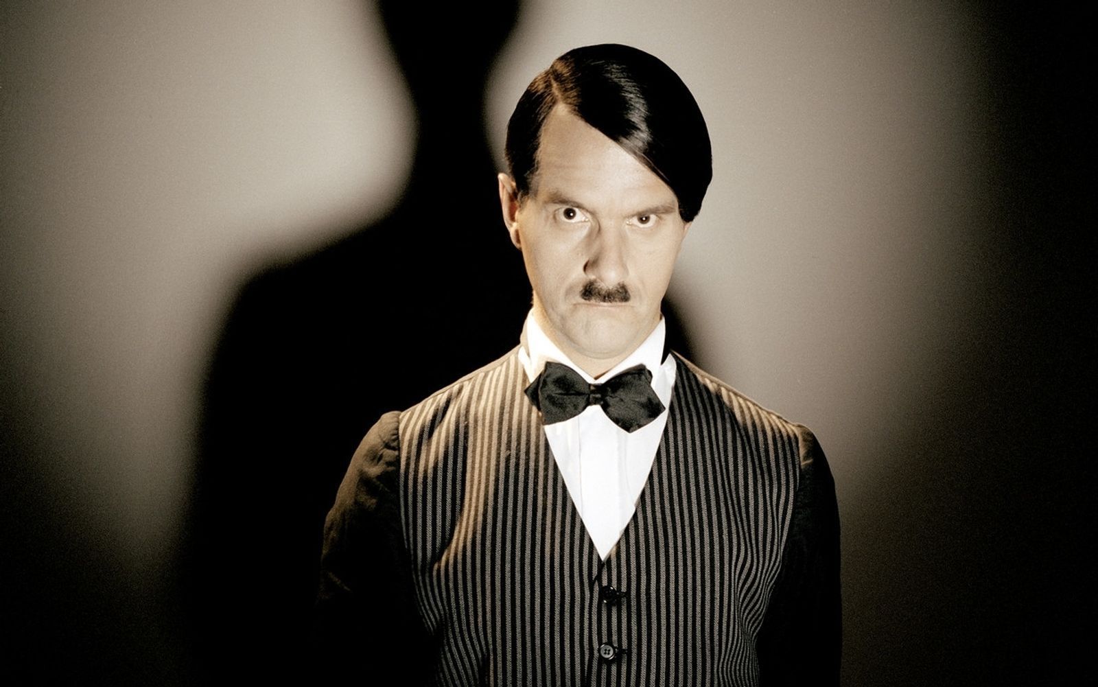 Nach „Stromberg“ suchte Herbst Rollen, die „meilenweit“ von Bernd Stromberg entfernt waren. Das ist ihm mit der Hitler-Parodie in den „WiXXer“-Komödien gelungen. (Bild: Rat Pack Filmproduktion GmbH)