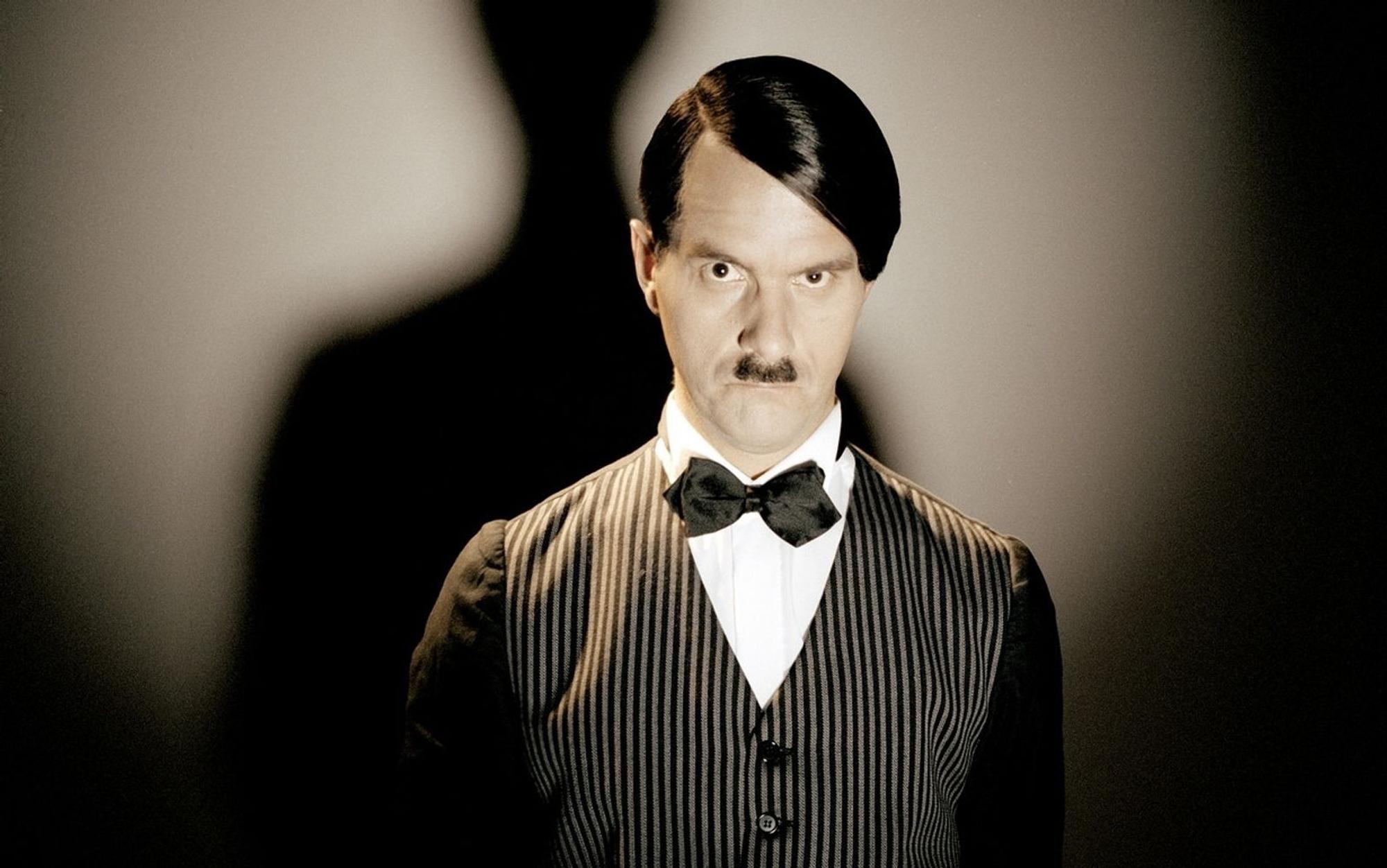 Nach „Stromberg“ suchte Herbst Rollen, die „meilenweit“ von Bernd Stromberg entfernt waren. Das ist ihm mit der Hitler-Parodie in den „WiXXer“-Komödien gelungen. (Bild: Rat Pack Filmproduktion GmbH)