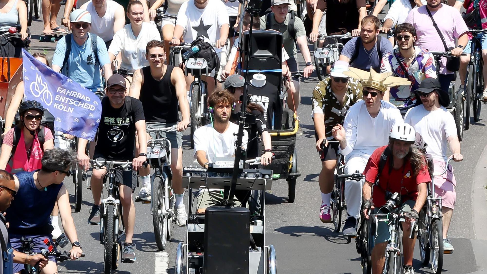 DJ Dom Whiting beim Fahrrad-Rave in Köln.