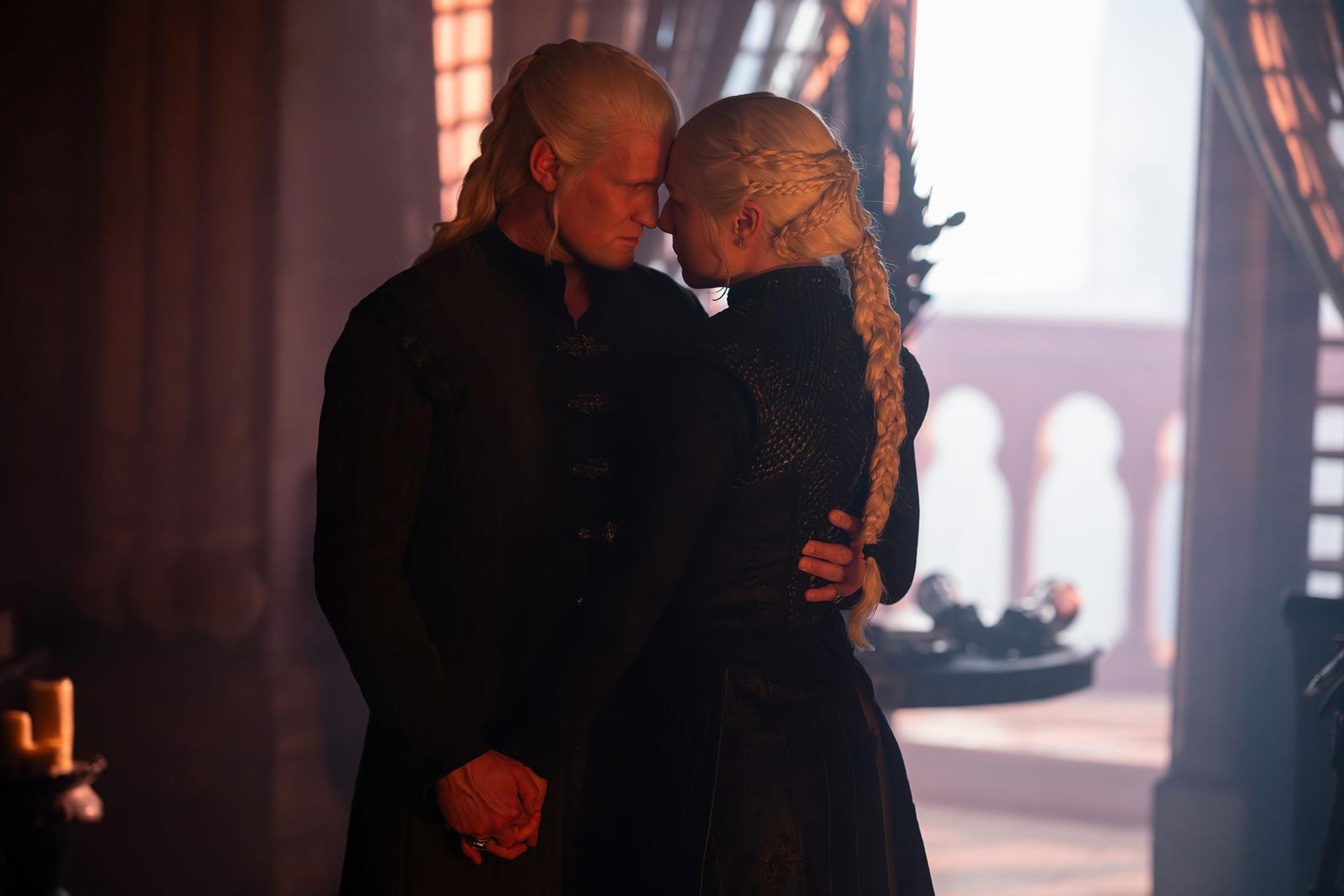 Daemon (Matt Smith) sieht Rhaenyra (Emma D'Arcy) jetzt mit anderen Augen. (Bild: HBO MAX)
