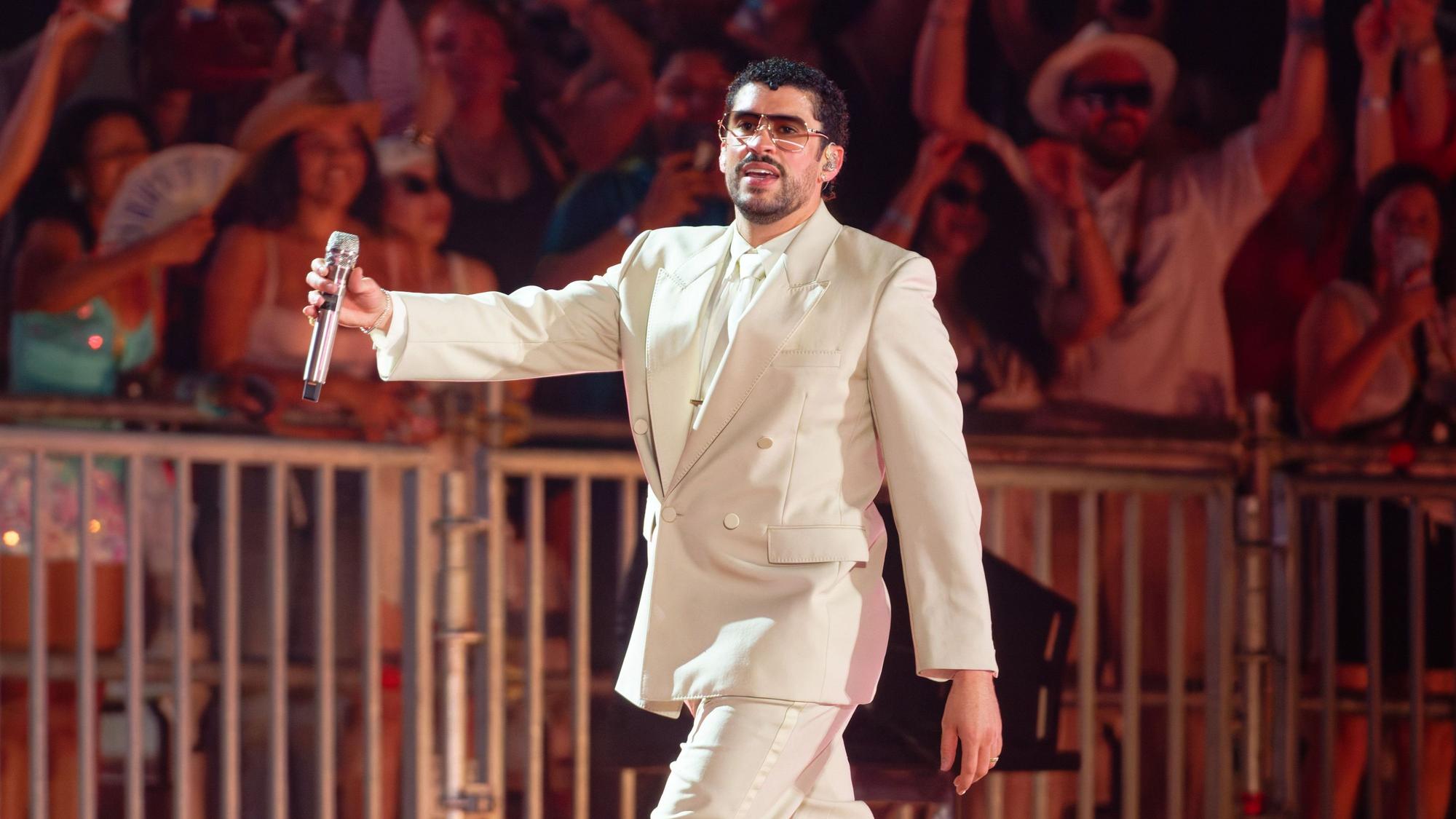 20.06.2026, Düsseldorf: Reggaeton-Star Bad Bunny steht beim ersten von zwei Deutschland-Konzerten auf der Bühne.