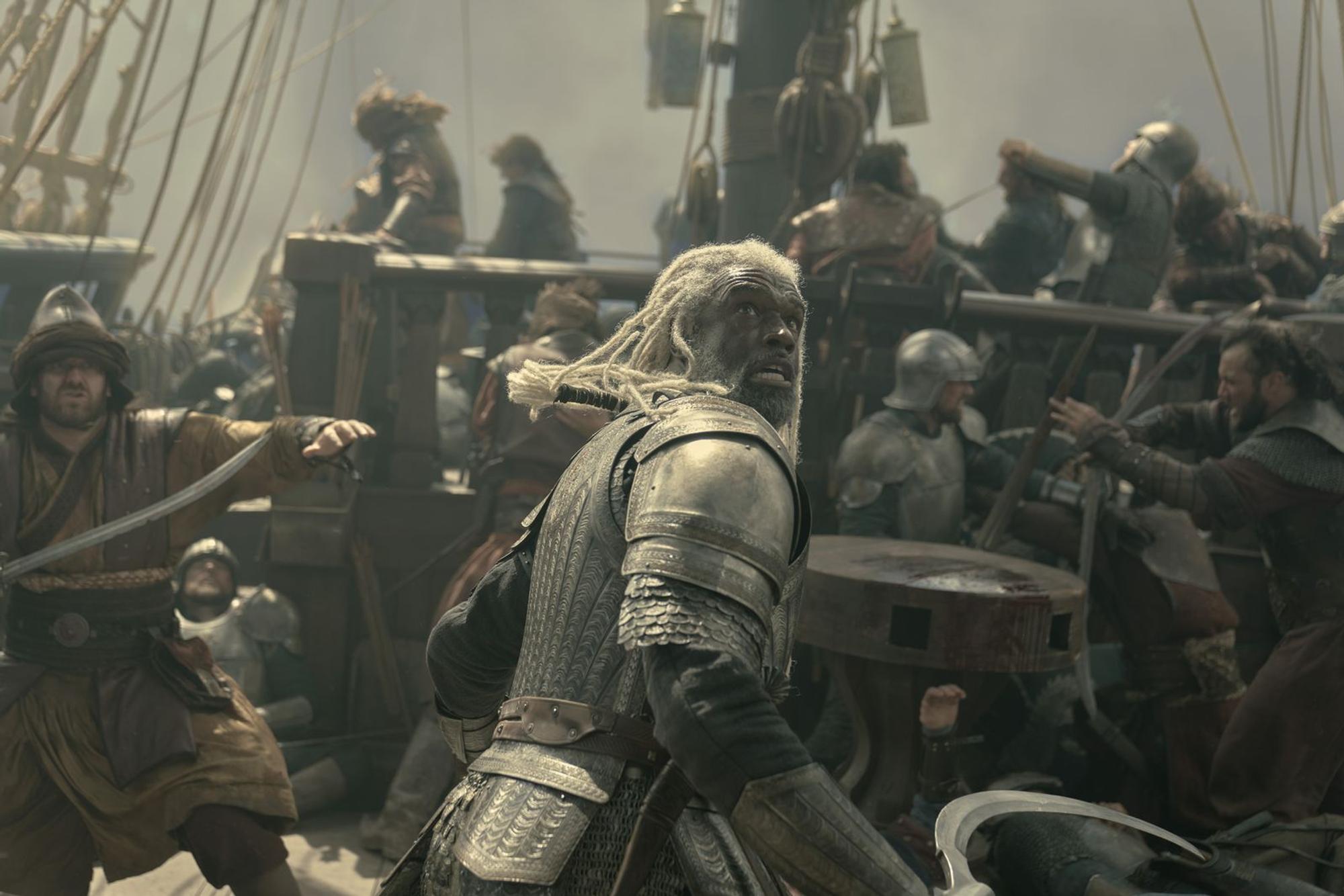 Corlys Velarion (Steve Toussaint) kämpft bei der Schlacht an der Gurgel. (Bild: HBO MAX)