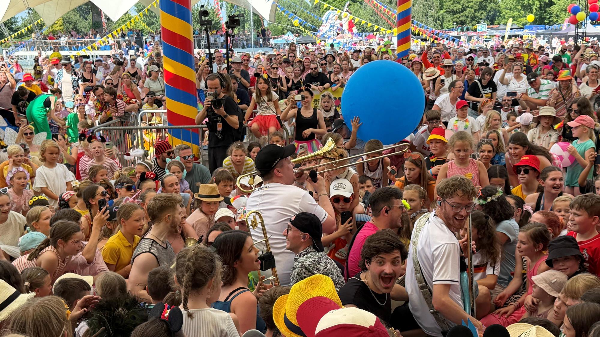 Druckluft spielen zwischen den Jecken im Tanzbrunnen.