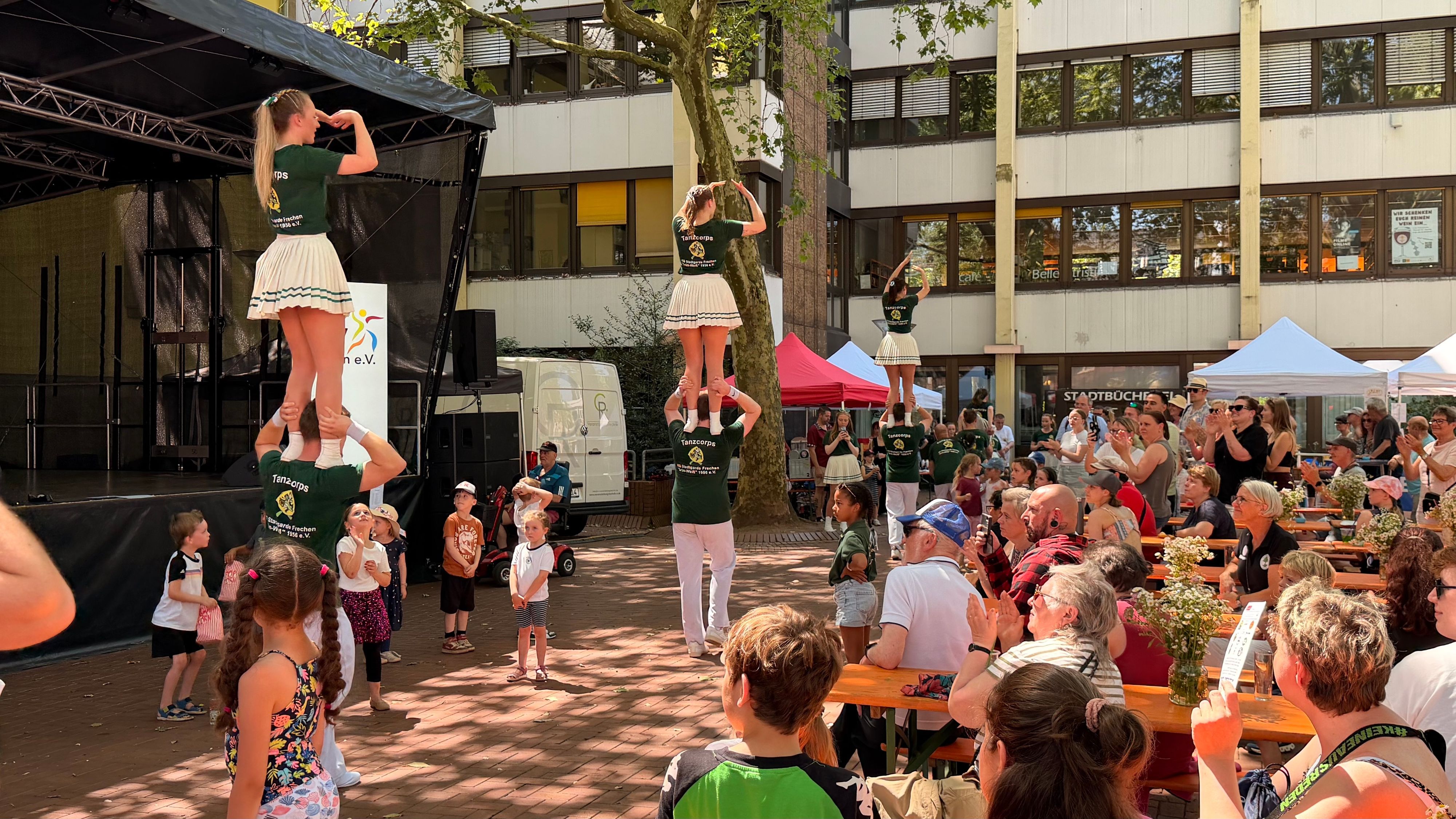 Vereine-pr-sentieren-Angebote-Frechen-feiert-die-Vielfalt-des-Sports-auf-dem-Rathausplatz