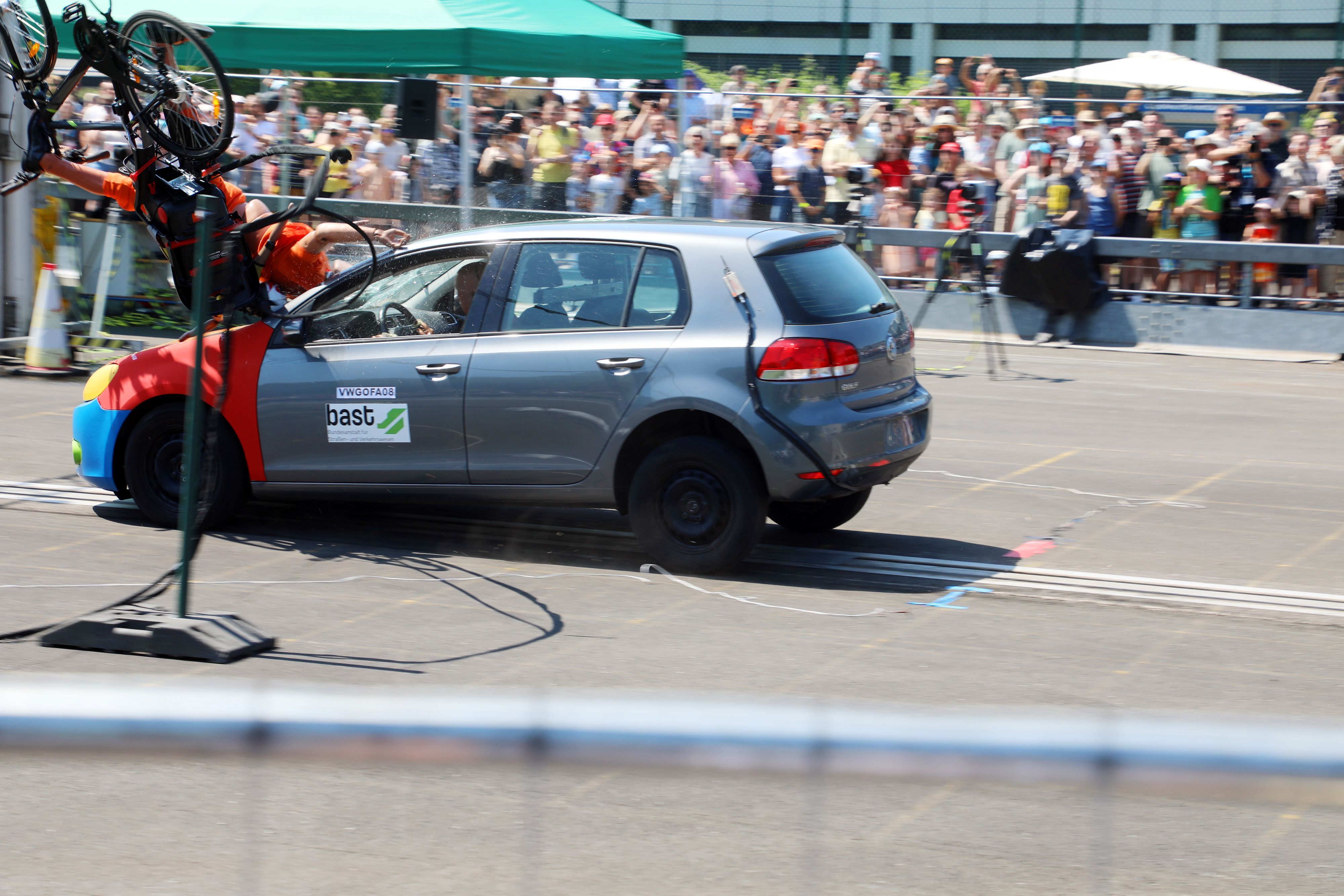 Crashtests waren dicht umlagert beim Aktionstag des Bundesanstalt für Straßen- und Verkehrswesen