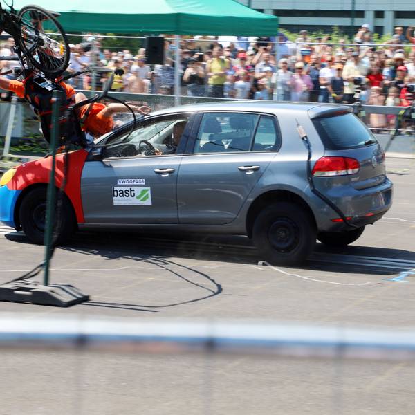 Crashtests waren dicht umlagert beim Aktionstag des Bundesanstalt für Straßen- und Verkehrswesen