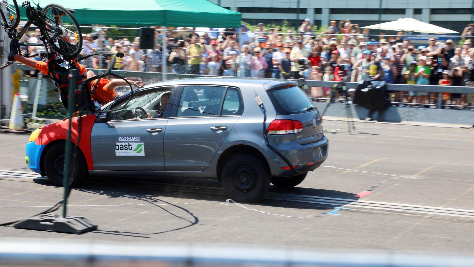 Crashtests waren dicht umlagert beim Aktionstag des Bundesanstalt für Straßen- und Verkehrswesen