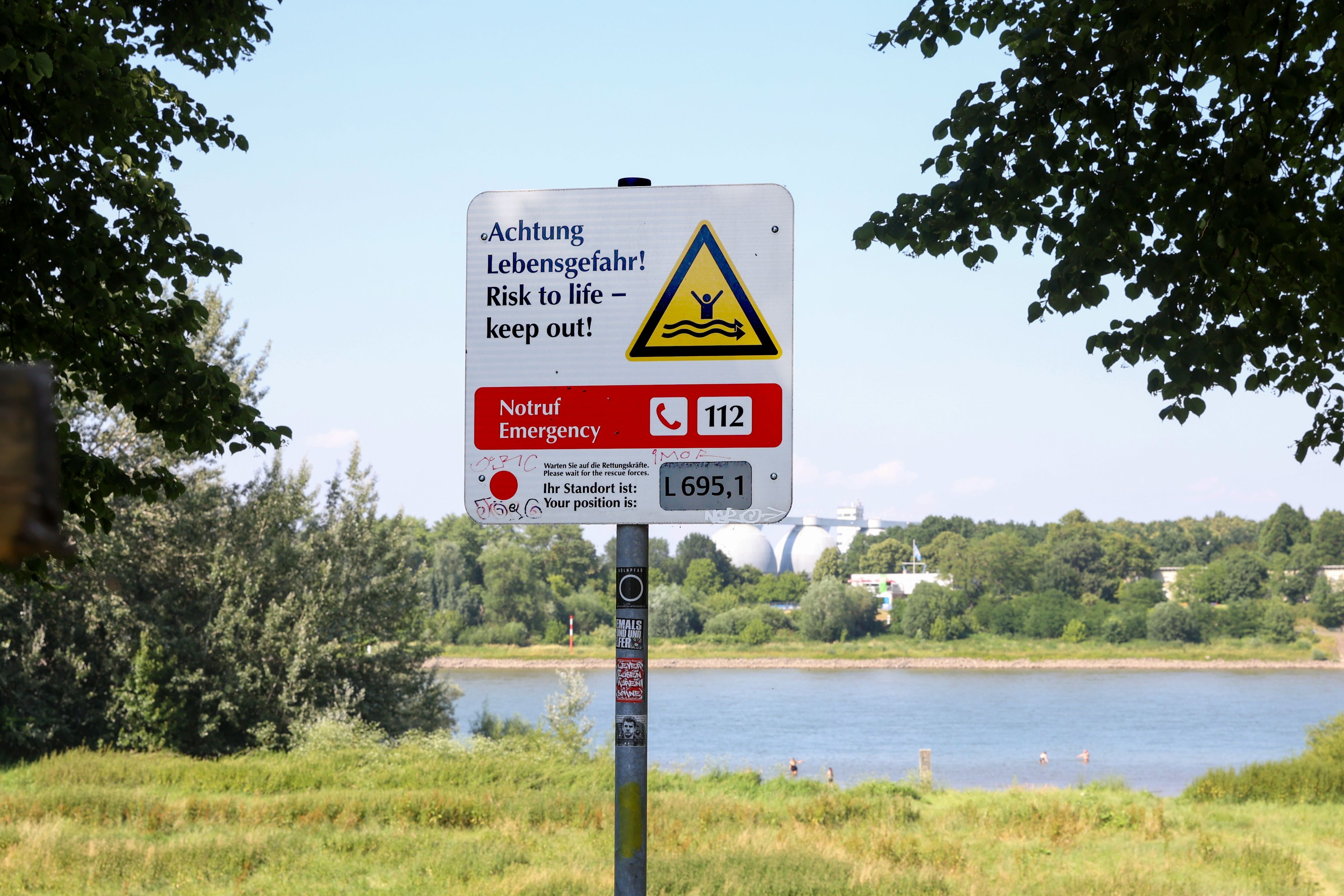 Hinweise auf drohende Lebensgefahr im Rhein halten viele Menschen nicht davon ab, trotzdem im Fluss schwimmen zu gehen.
