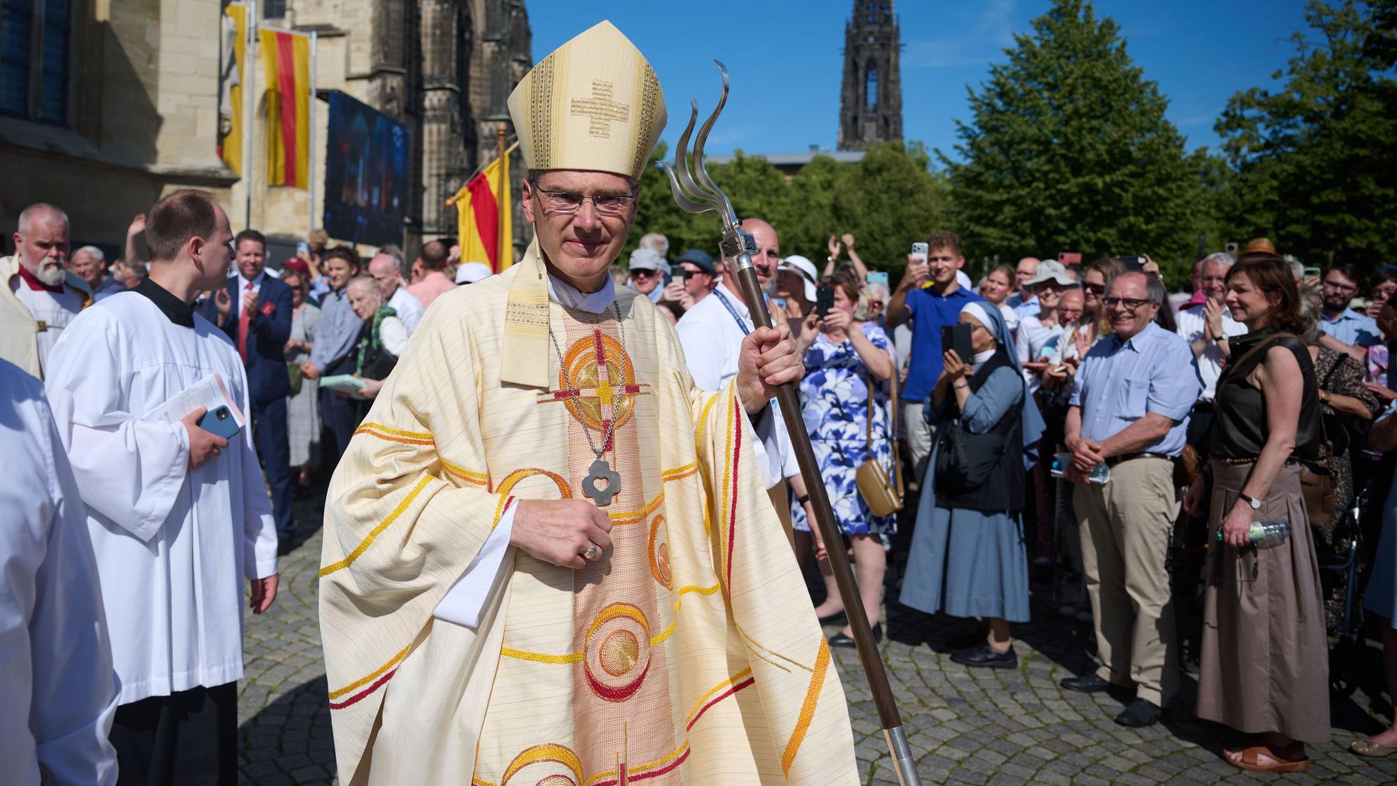 Heiner Wilmer, neuer Bischof von Münster, zieht nach seiner Amtseinführung aus dem Dom.