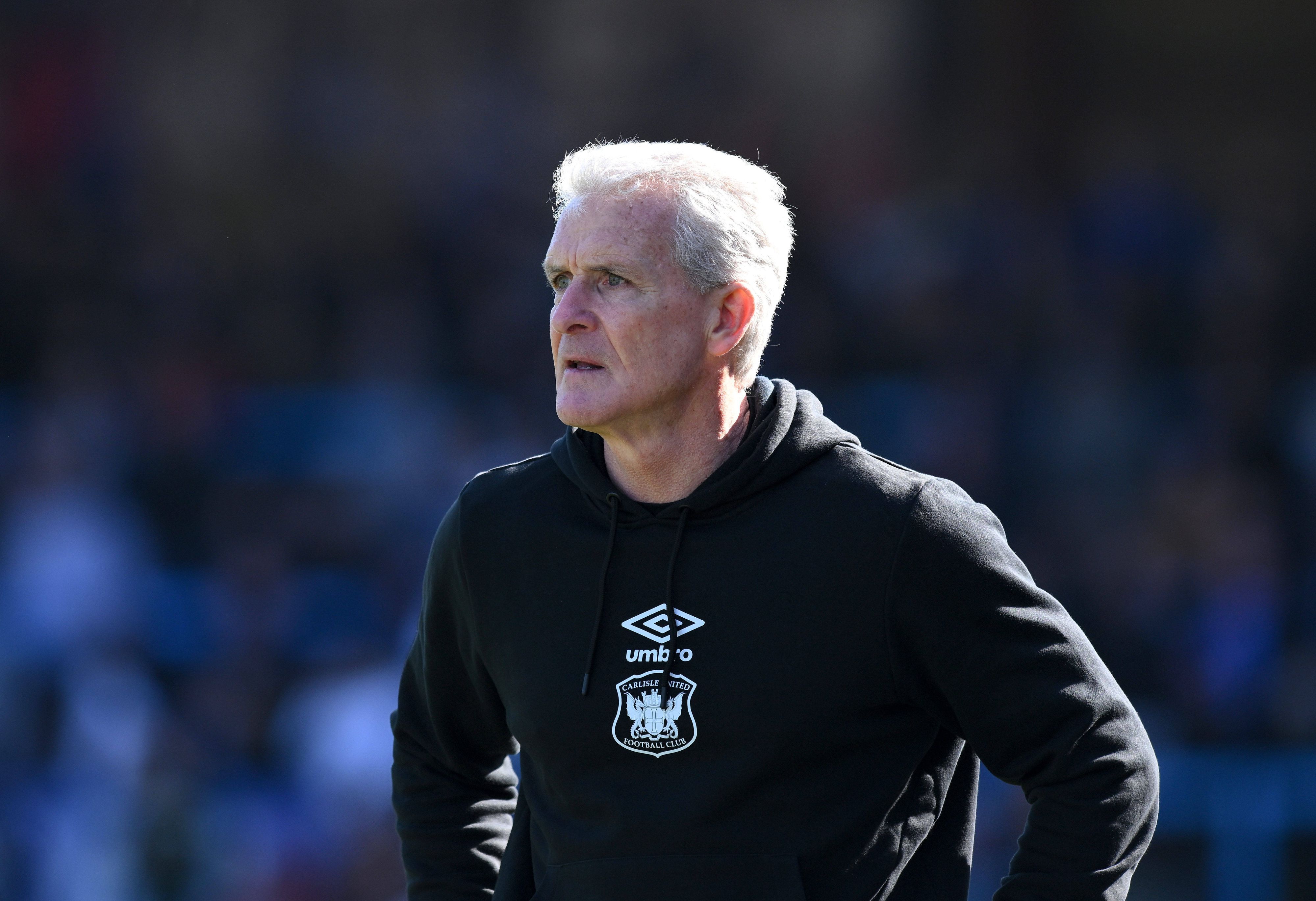 Trainer Mark Hughes blickt sich bei einem Fußballspiel um.