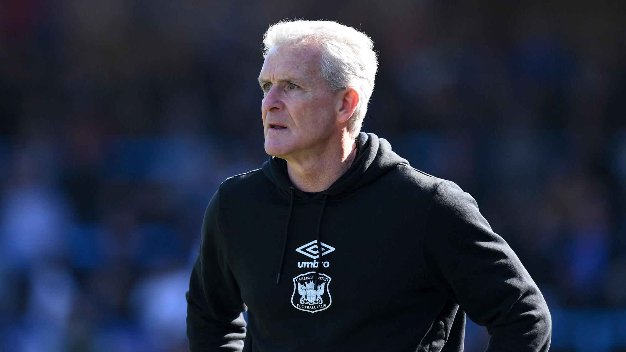 Trainer Mark Hughes blickt sich bei einem Fußballspiel um.