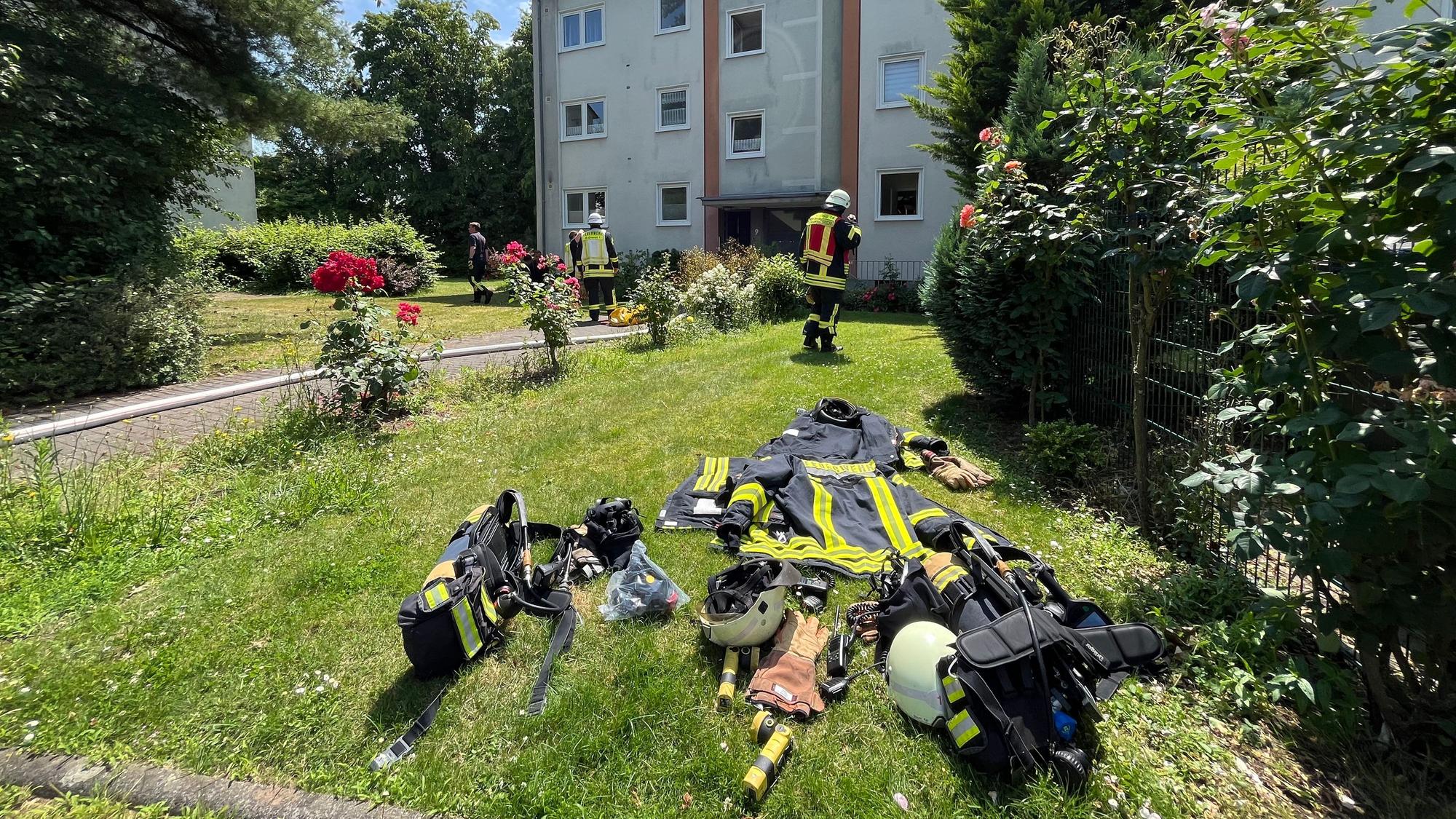 Feuerwehrausrüstung liegt vor einem Haus in der Regensburger Straße in Leverkusen.