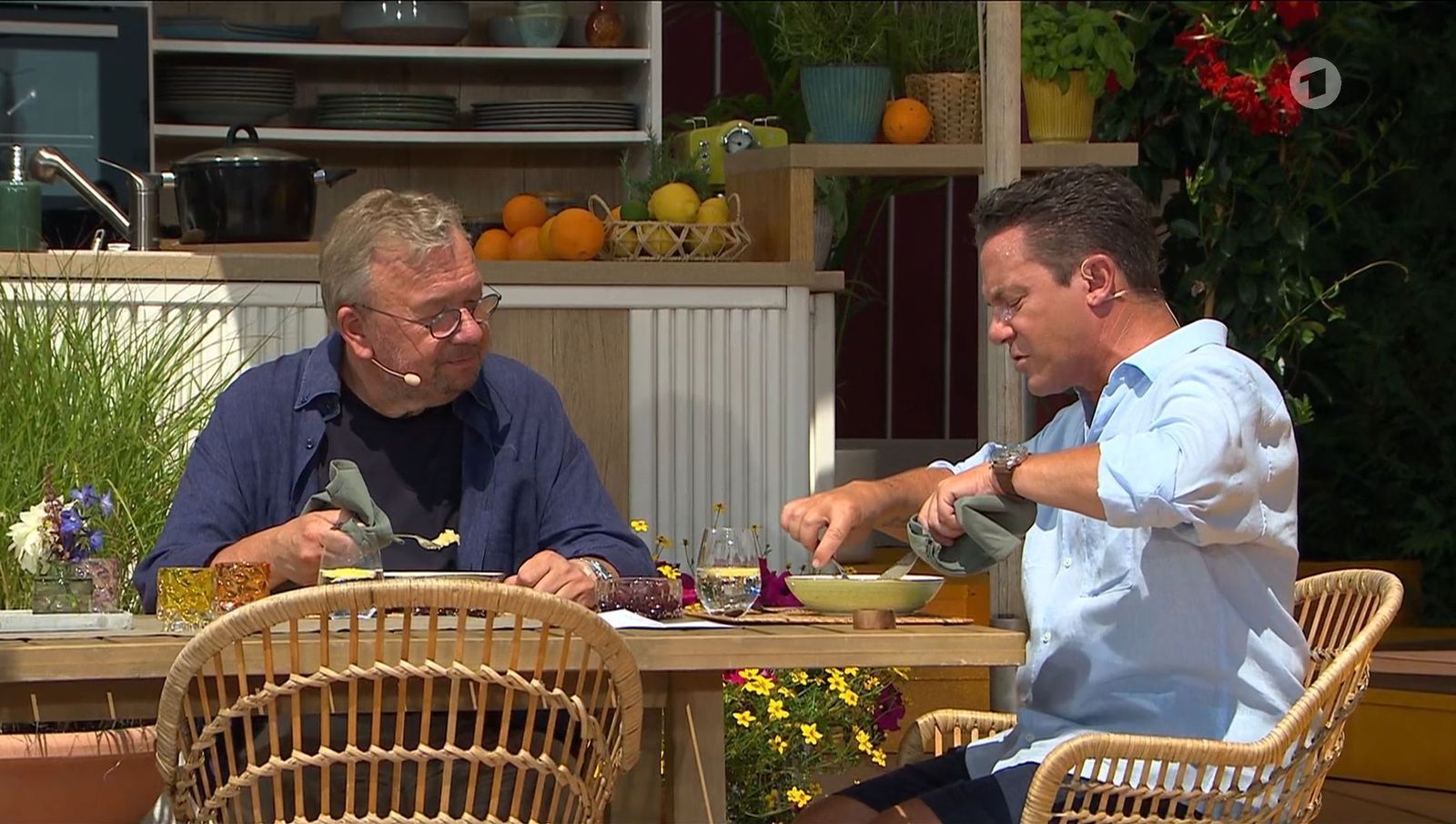 Komiker Bernd Stelter kochte für Stefan Mross einen leckeren Eintopf. (Bild: Screenshot ARD)