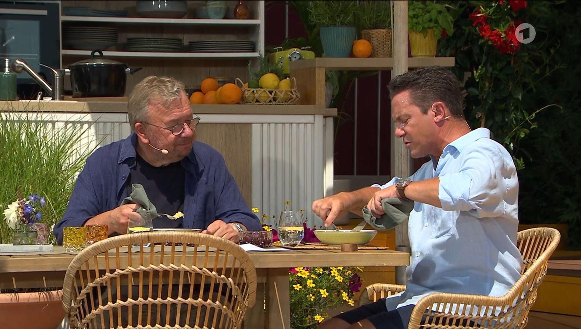 Komiker Bernd Stelter kochte für Stefan Mross einen leckeren Eintopf. (Bild: Screenshot ARD)