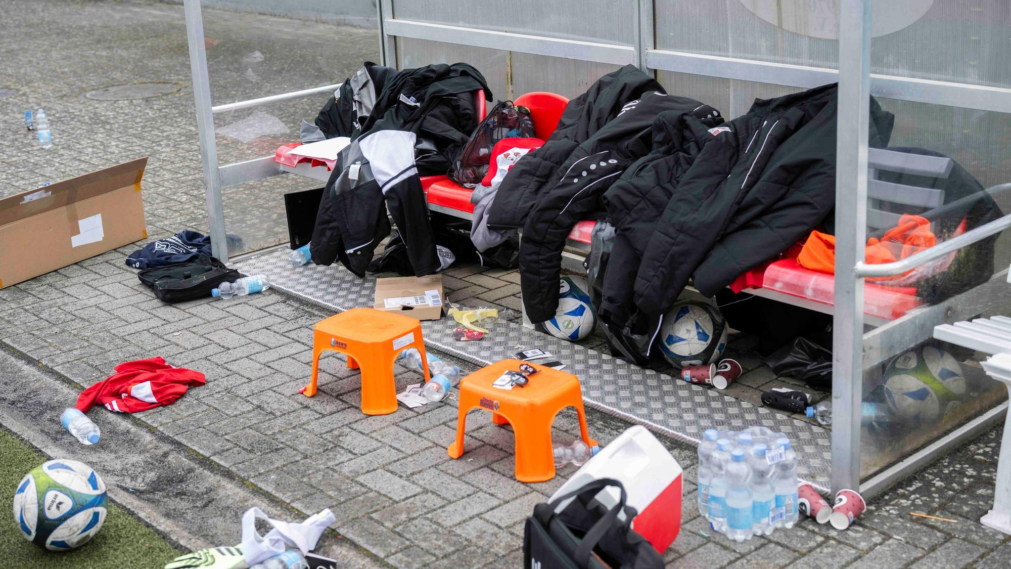 Auf einer Ersatzbank liegen Jacken,darunter Bälle, davor ist Unordnung angesagt.