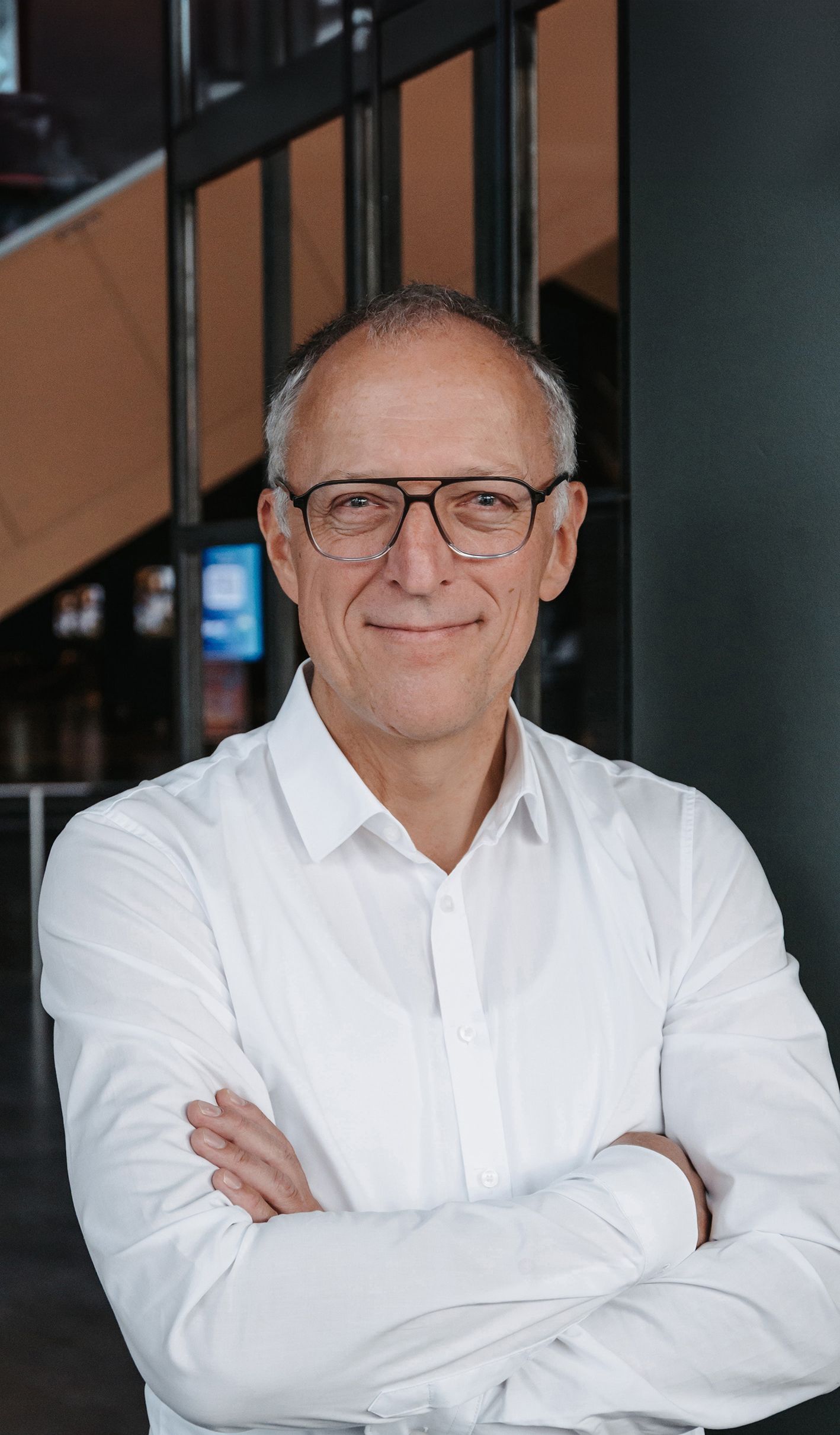 Thomas Benzing lächelt in die Kamera.