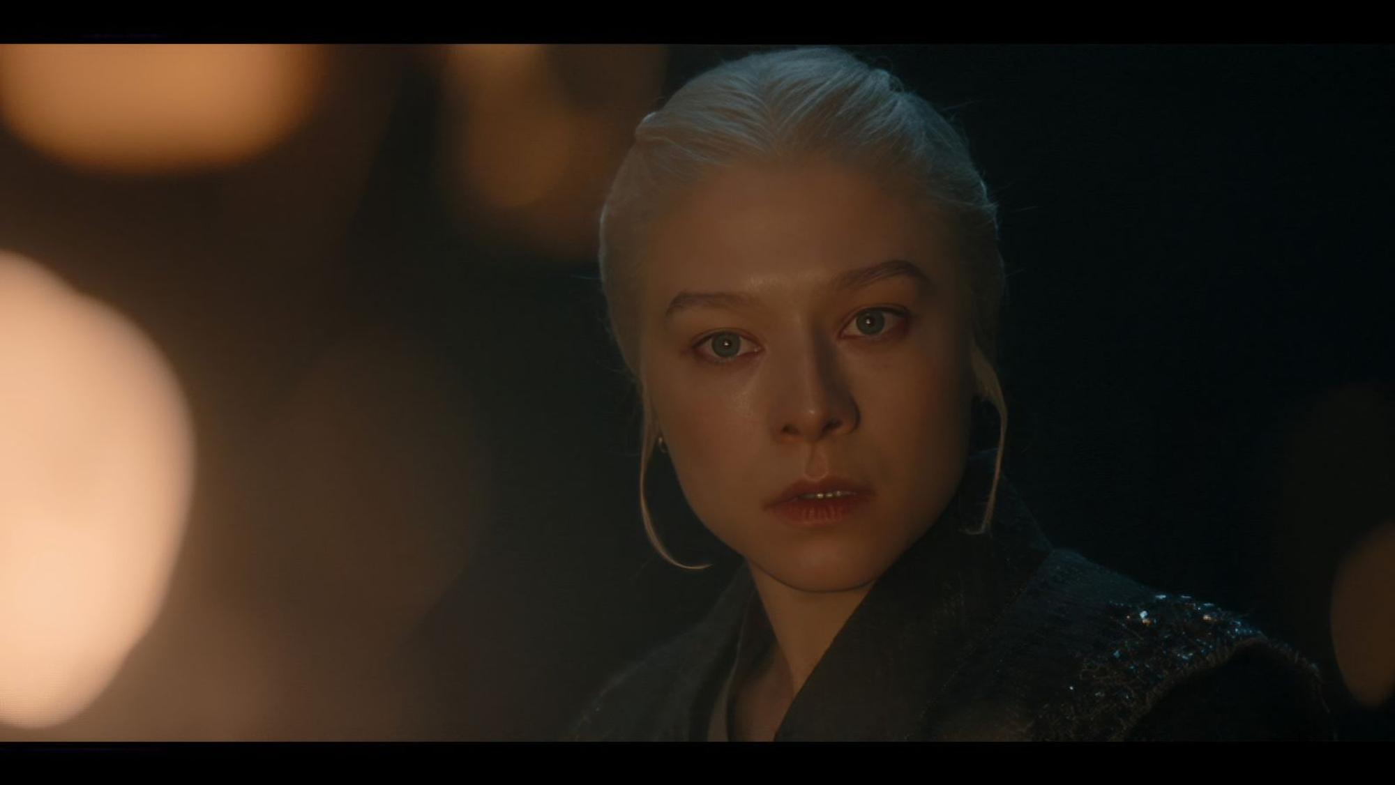Was außer Daemon keiner ahnt: Rhaenyra (Emma D'Arcy) hütet ein Geheimnis, dass nur vom König an den wahren Thronfolger weitergegeben wird. (Bild: HBO MAX)