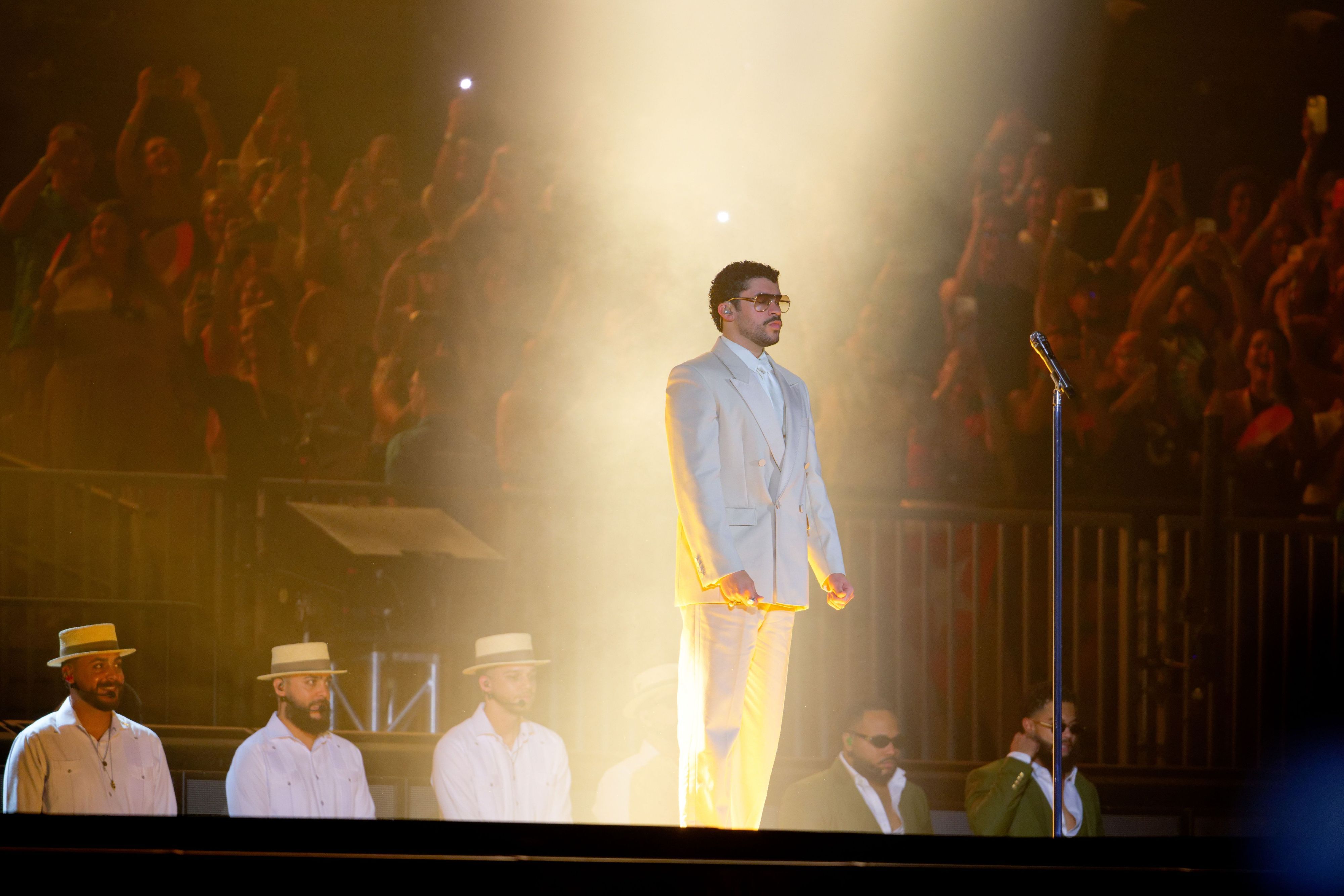 20.06.2026, Düsseldorf: Reggaeton-Star Bad Bunny steht beim ersten von zwei Deutschland-Konzerten auf der Bühne.
