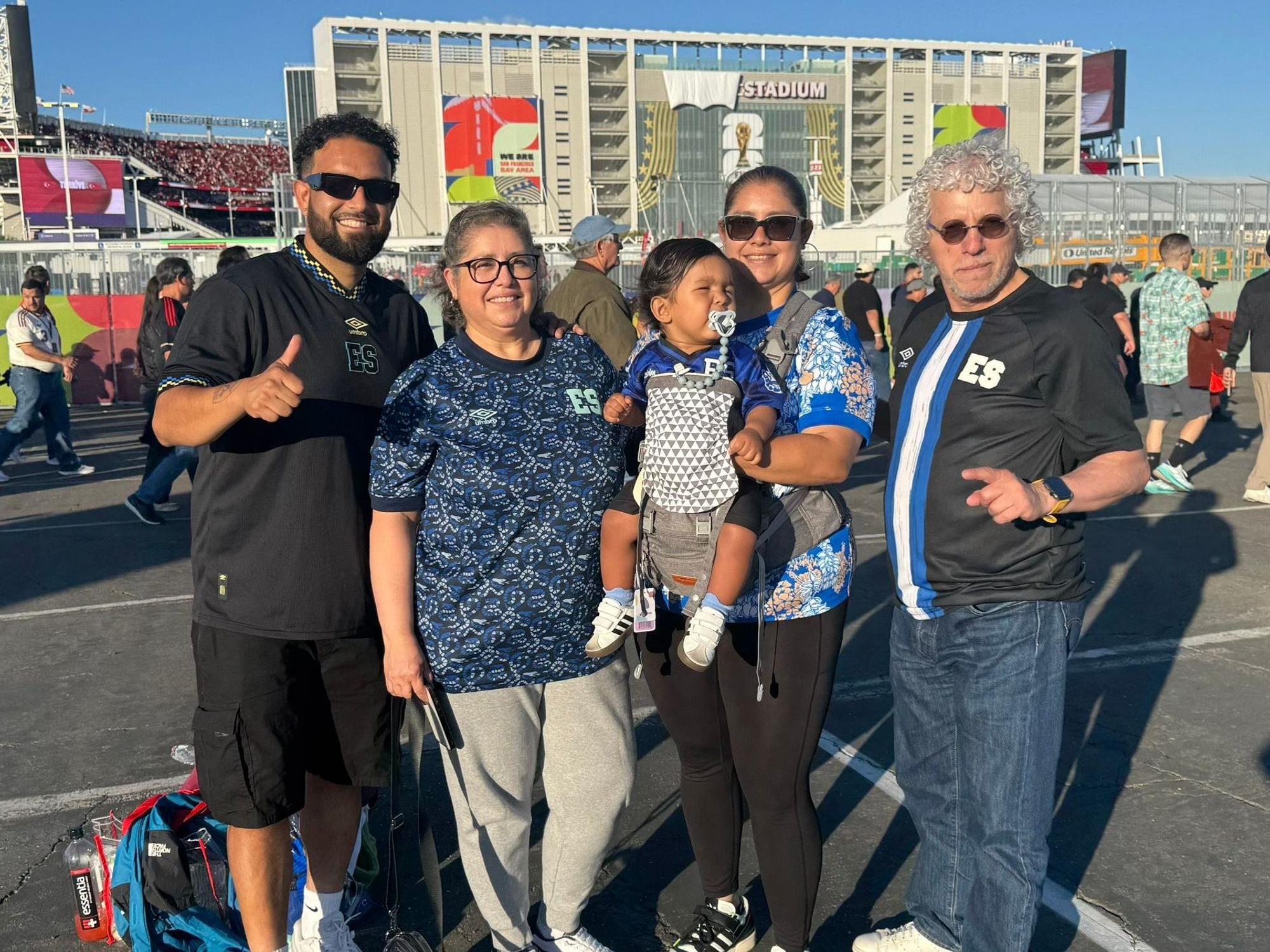 Zwei Männer, zwei Frauen und ein Baby stehen vor einem Stadium in Kalifornien.