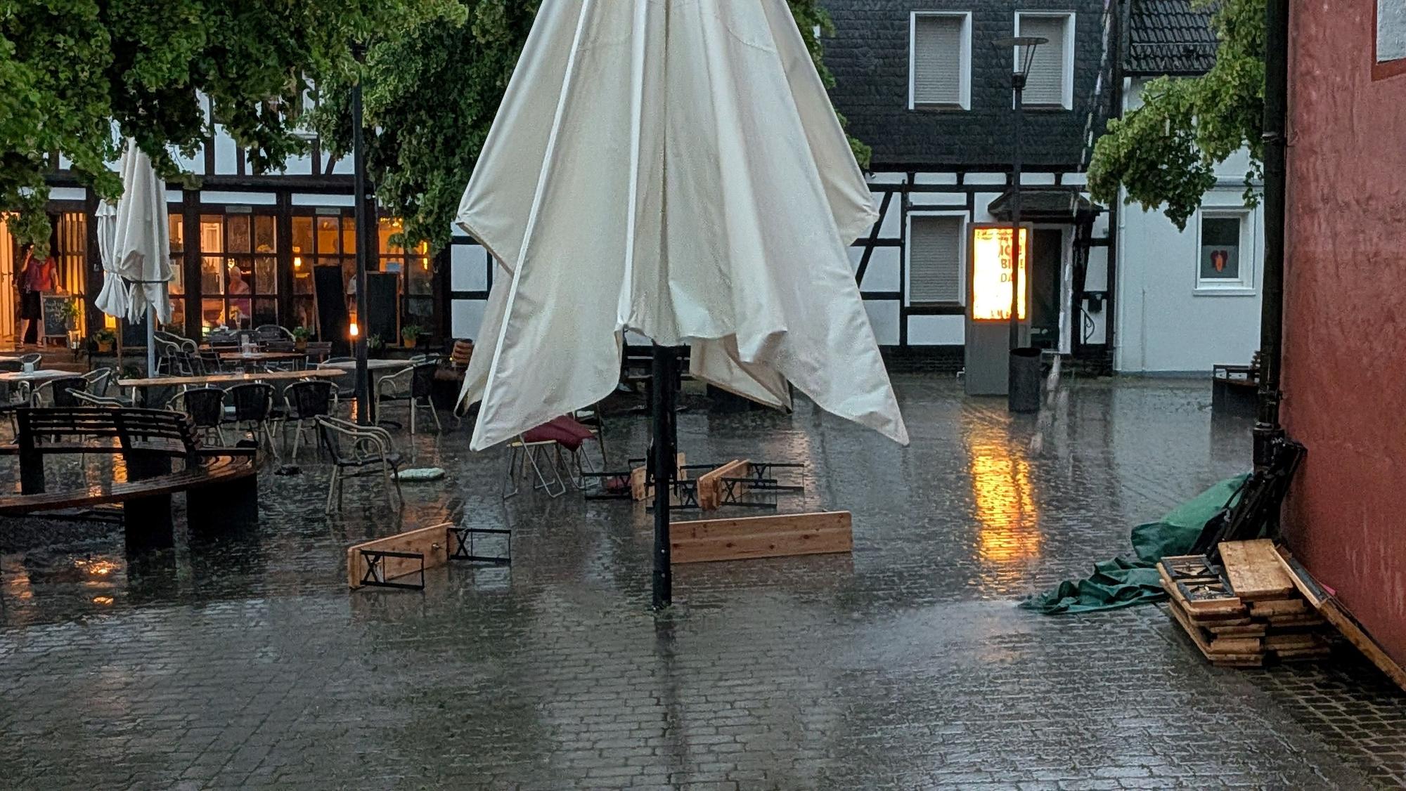 Mucher Sommer: Als der Regen kam, flüchteten sich die Gäste in die Kirche und feierten dort einfach weiter.
