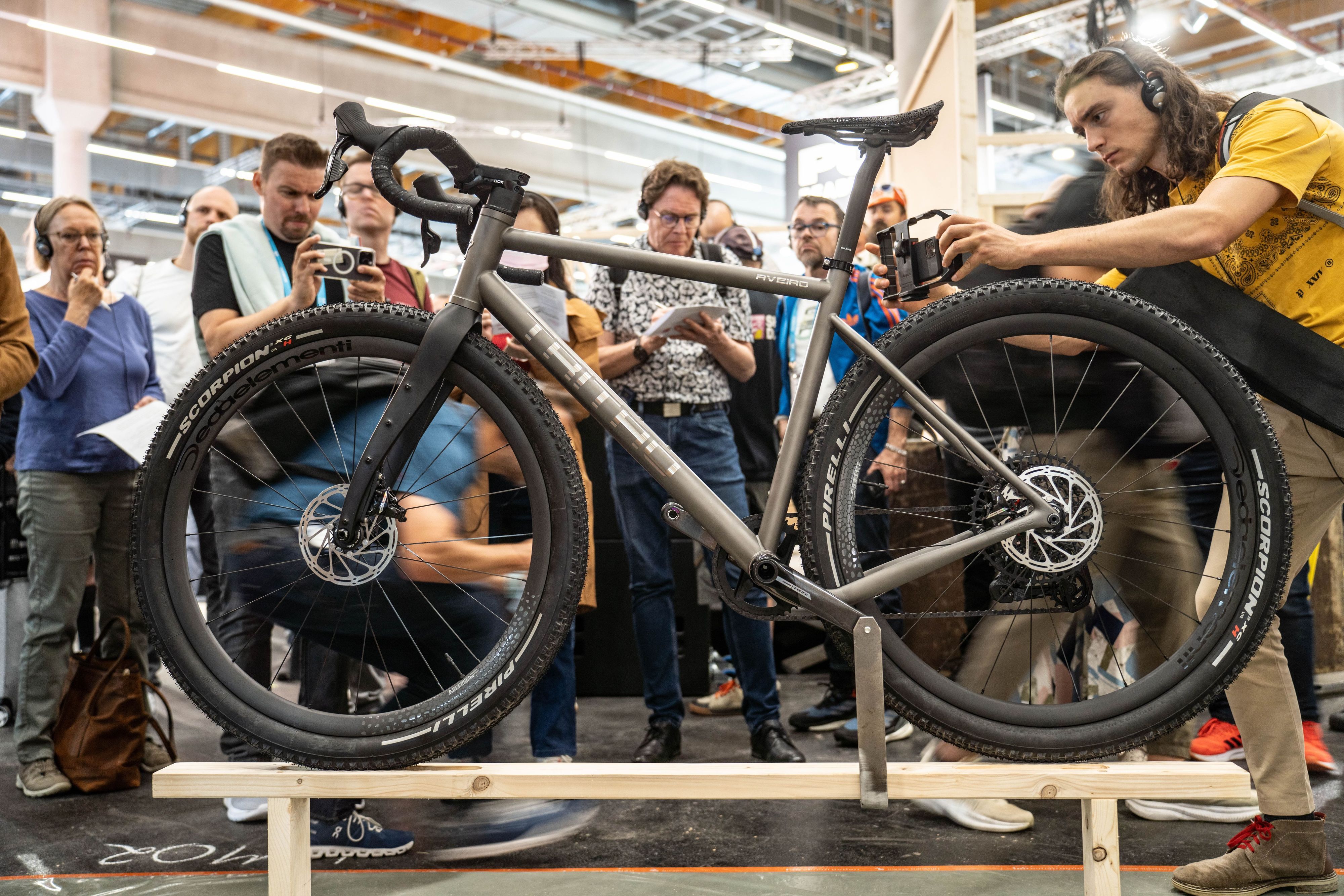 Fahrrad im Mittelpunkt: Hier ein Gravelbike des Herstellers Tritao auf der Messe Eurobike in Frankfurt