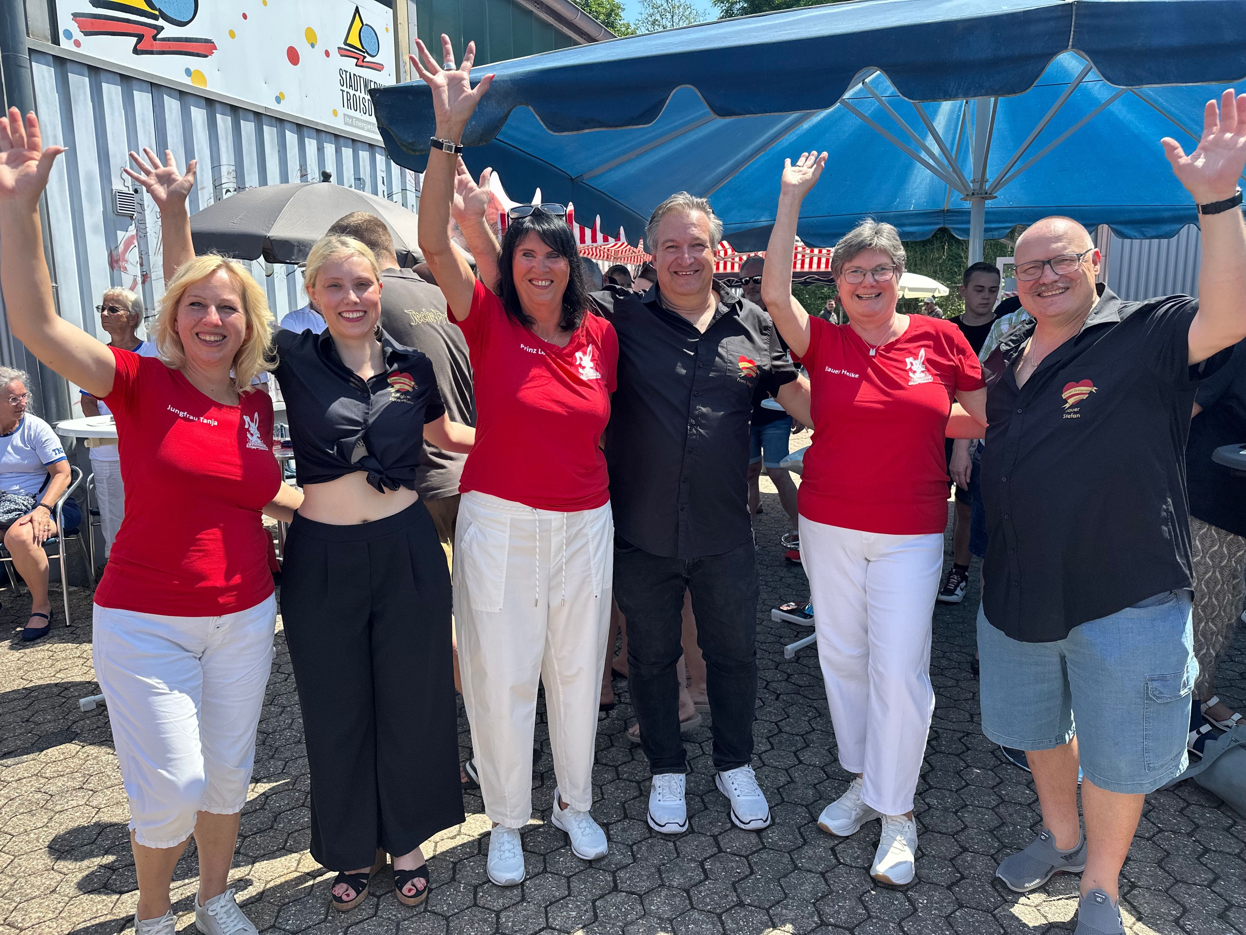 Das neue Troisdorfer Dreigestirn mit dem neuen Porzer Dreigestirn: Tanja Wolf als Troisdorfer Jungfrau Tanja, Jacqueline Jacobs-Bäuml als Porzer Prinzessin Jacqueline, Liselotte Rademacher als Troisdorfer Prinz Lotti I., Jörg Weingärtner als Porzer Prinz Jörg I, Heike Berg als Troisdorfer Bauer Heike und Stefan Lohe als Porzer Bauer Stefan (v.l.).