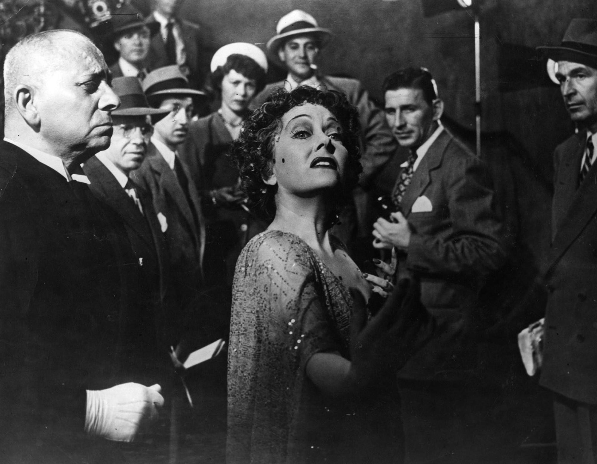 „I'm ready for my close-up now, Mr De Mille“: In „Boulevard der Dämmerung“ (1950) legte Billy Wilder seiner Hauptdarstellerin Gloria Swanson eines der berühmtesten Zitate der Filmgeschichte in den Mund. Swanson verkörpert einen Stummfilmstar, dessen große Zeit längst hinter ihr liegt - und spielte damit auch sich selbst. (Bild: Hulton Archive/Getty Images)