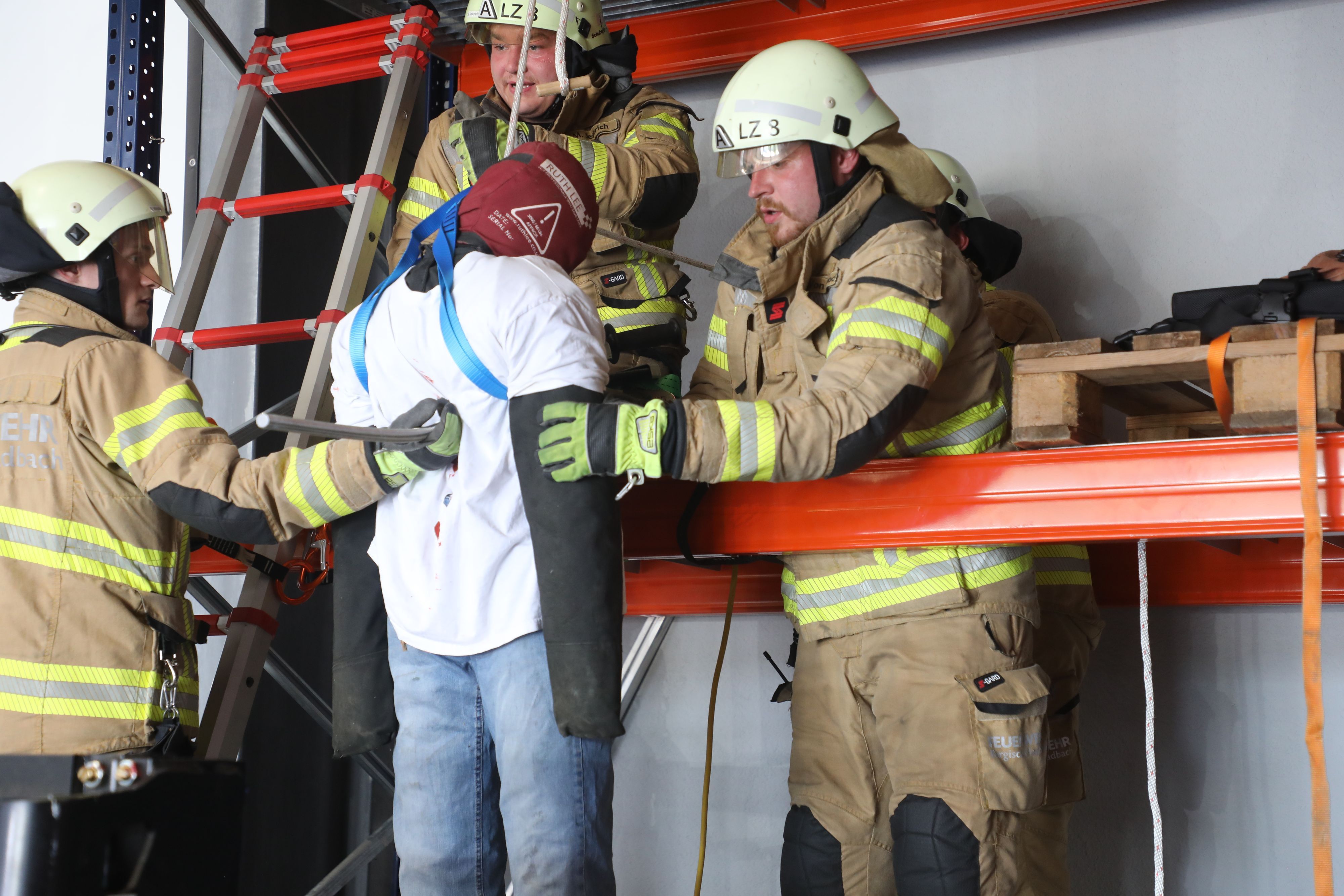 Feuerwehrleute retten einen Arbeiter, der auf eine Stange gestürzt ist und von dieser durchbohrt wurde.