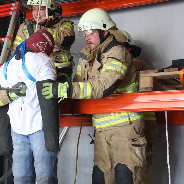 Feuerwehrleute retten einen Arbeiter, der auf eine Stange gestürzt ist und von dieser durchbohrt wurde.