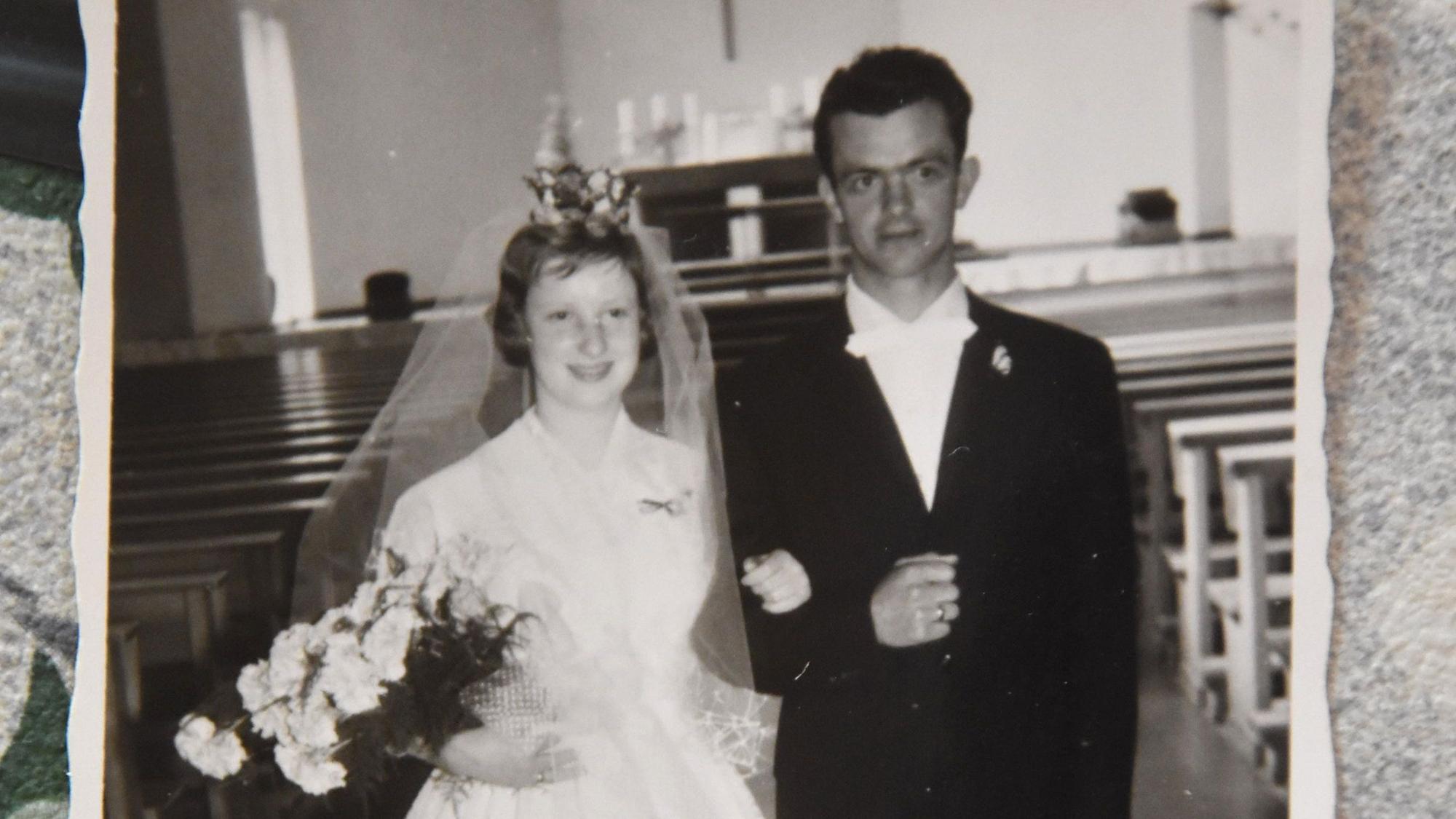 Das schwarz-weiße Bild zeigt das Ehepaar auf ihrer Hochzeit.