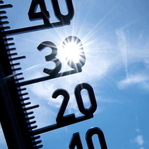 Ein Thermometer zeigt Temperaturen über 30 Grad an.