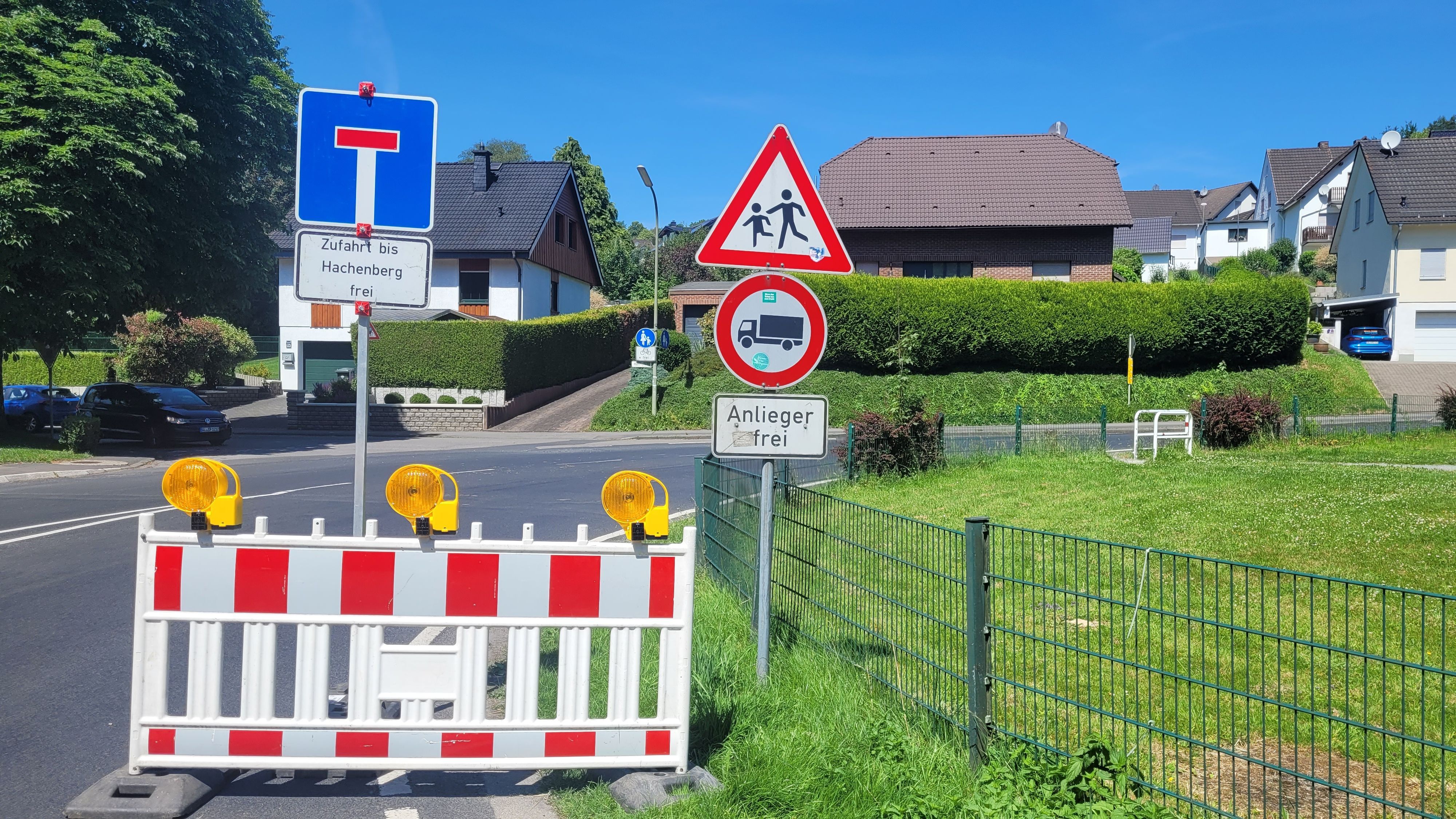 Eine Sperrung steht auf dem Hachenberger Weg.