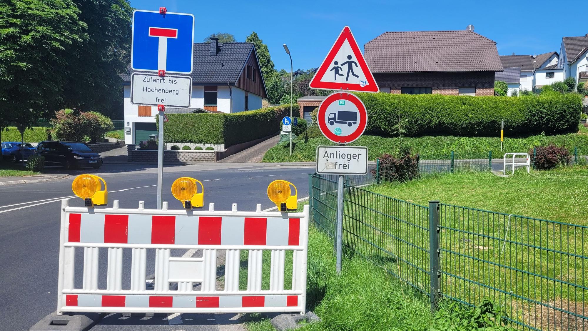 Eine Sperrung steht auf dem Hachenberger Weg.