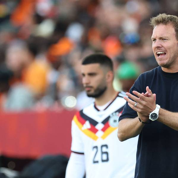 Bundestrainer Julian Nagelsmann klatscht in die Hände.