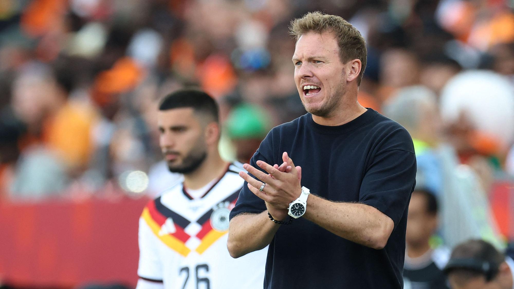 Bundestrainer Julian Nagelsmann klatscht in die Hände.