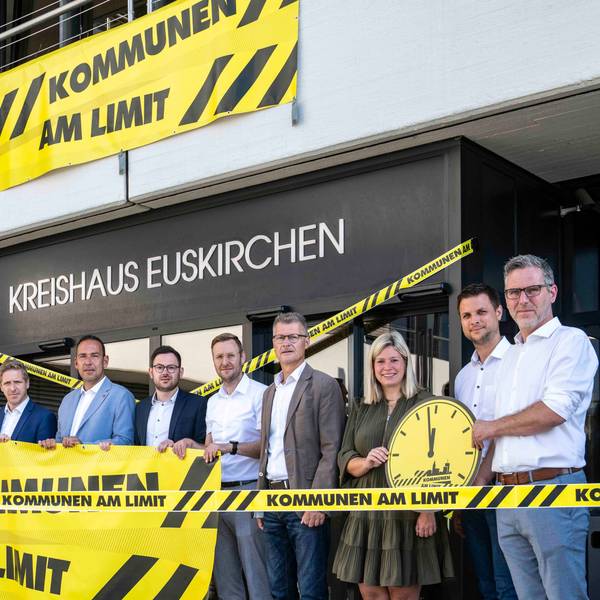 Das Bild zeigt die Verwaltungsmitglieder samt Landrat vor dem Haupteingang am Kreishaus in Euskirchen.