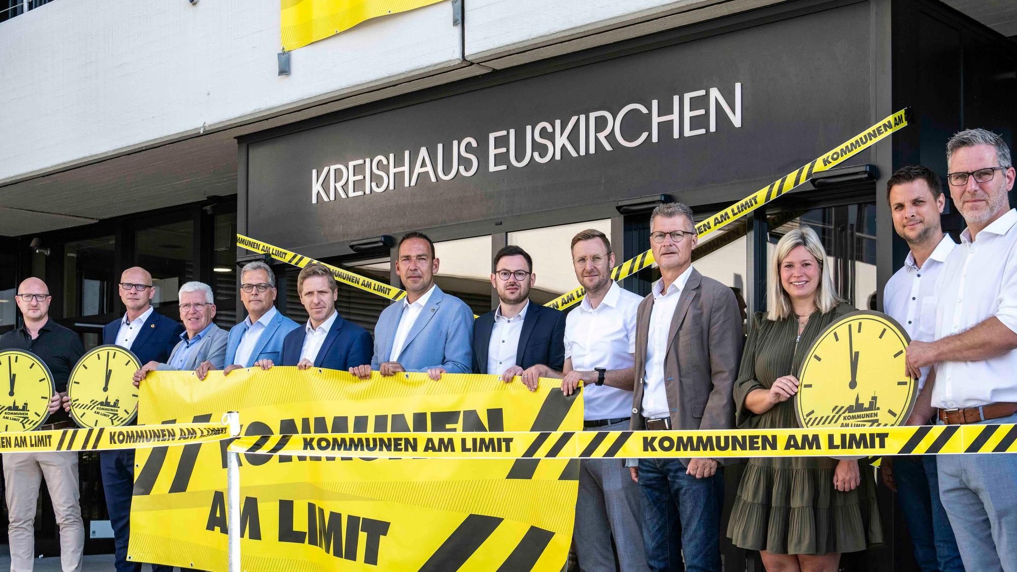 Das Bild zeigt die Verwaltungsmitglieder samt Landrat vor dem Haupteingang am Kreishaus in Euskirchen.