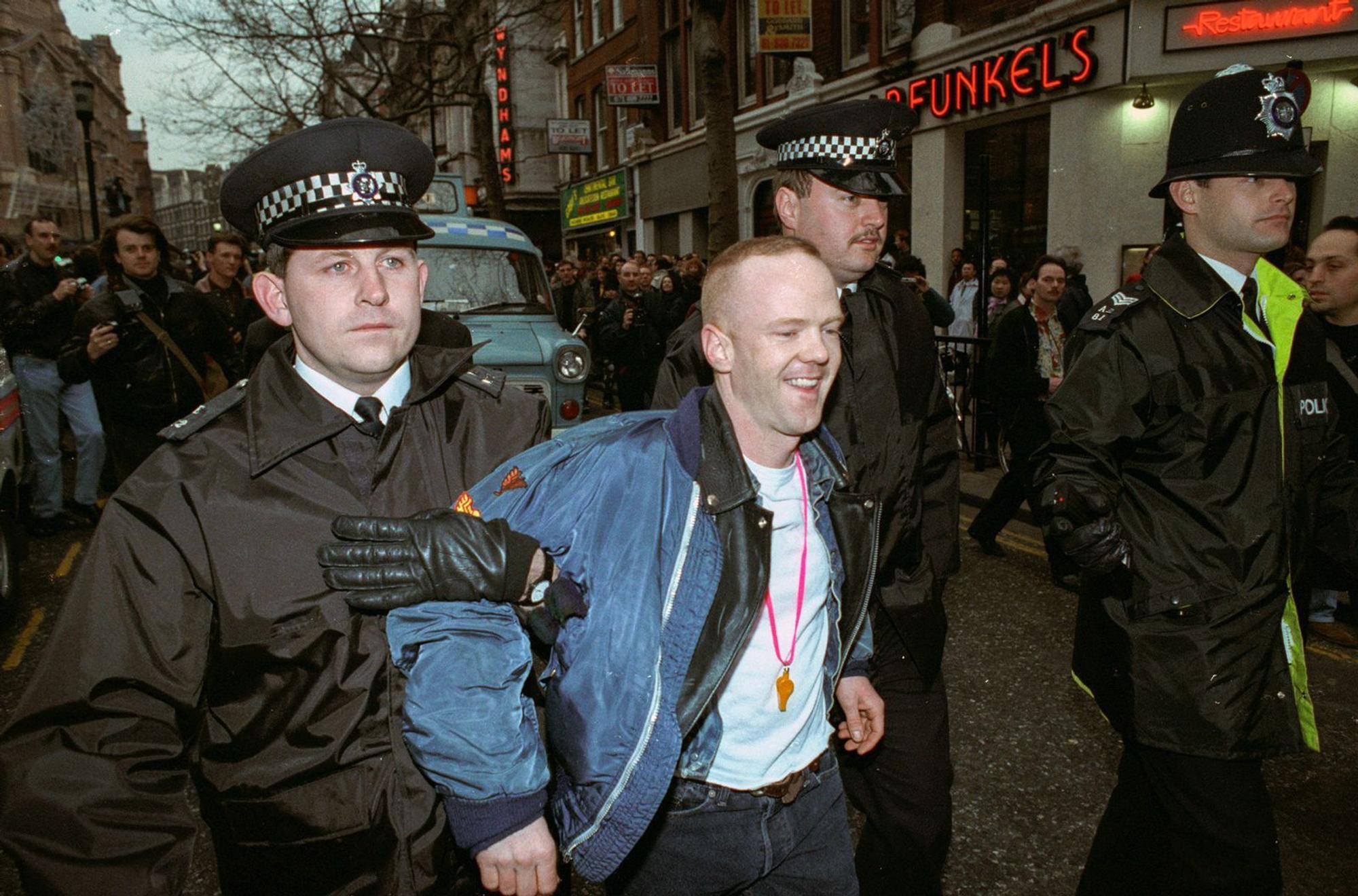 Star mit Haltung: Jimmy Somerville (zweiter von links, Bild aus der Doku „Jimmy Somerville - Smalltown Boy“) machte sich auch als Aktivist auf dem „Gay Rights March“ in London für die Rechte von Homosexuellen stark. (Bild: ARTE/Andre Camara/Reuters/Bridgmean Images)