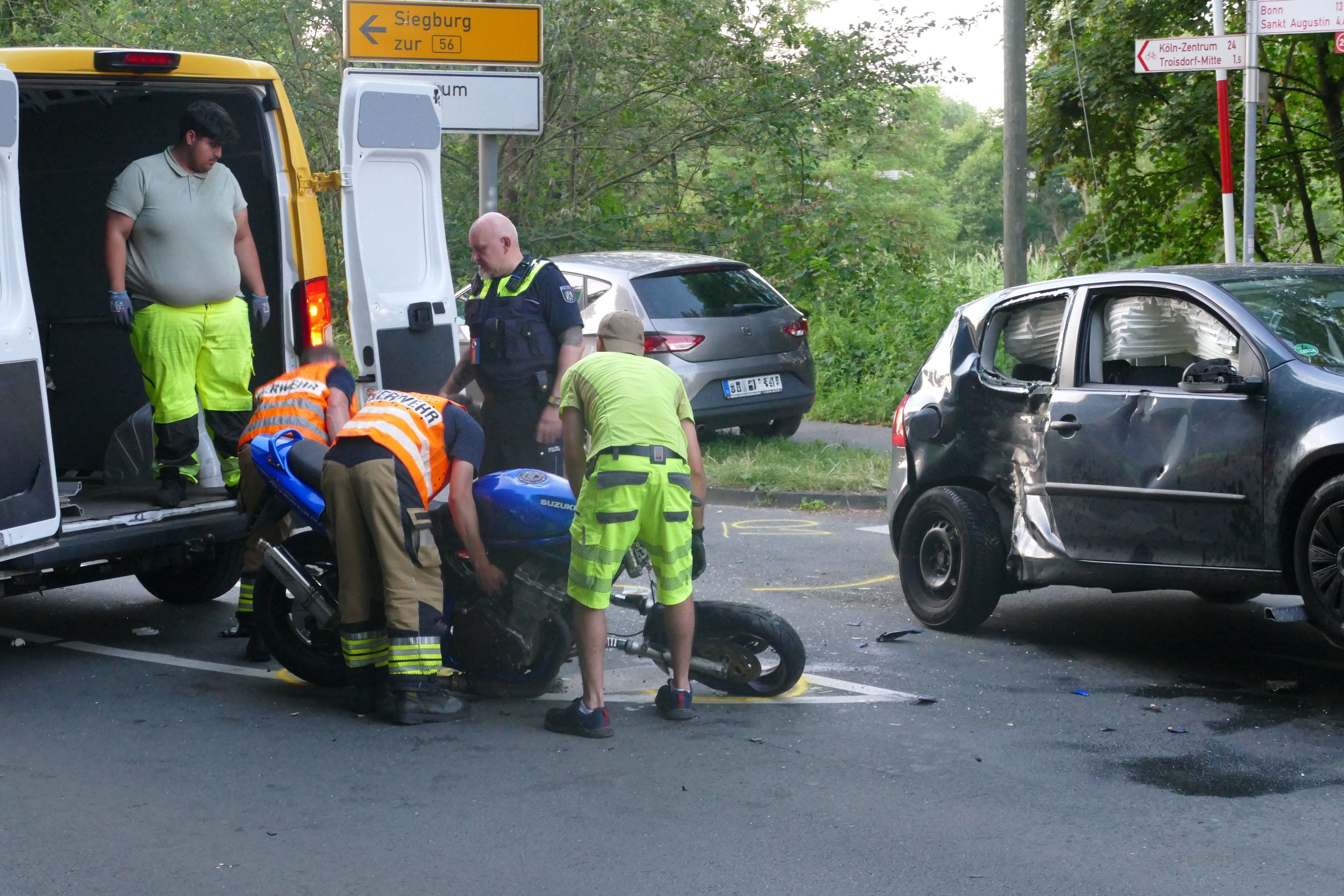 Das Motorrad war mit starker Wucht in die Seite des Autos geprallt.