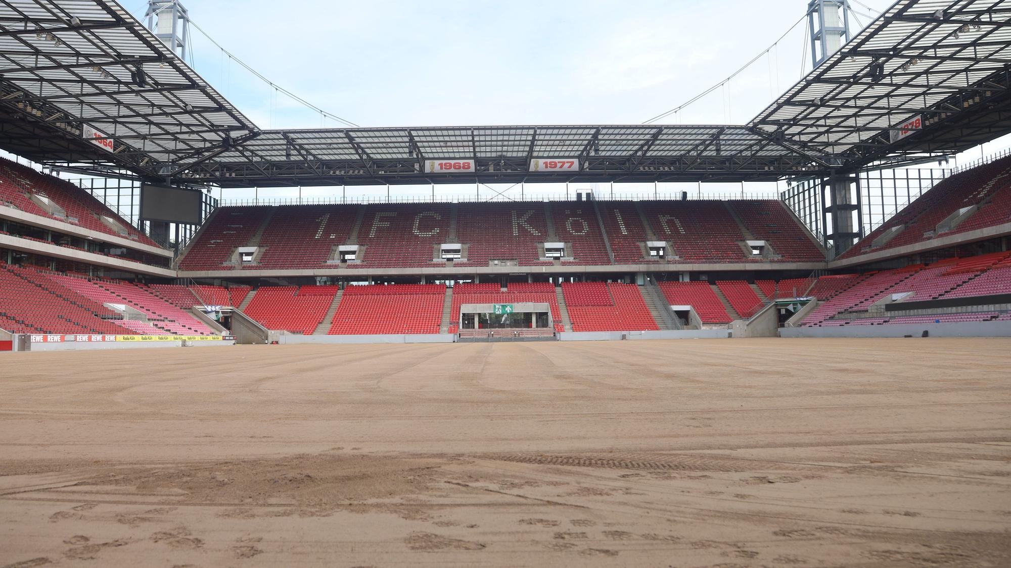 Das Rhein-Energie-Stadion ohne Rasen.