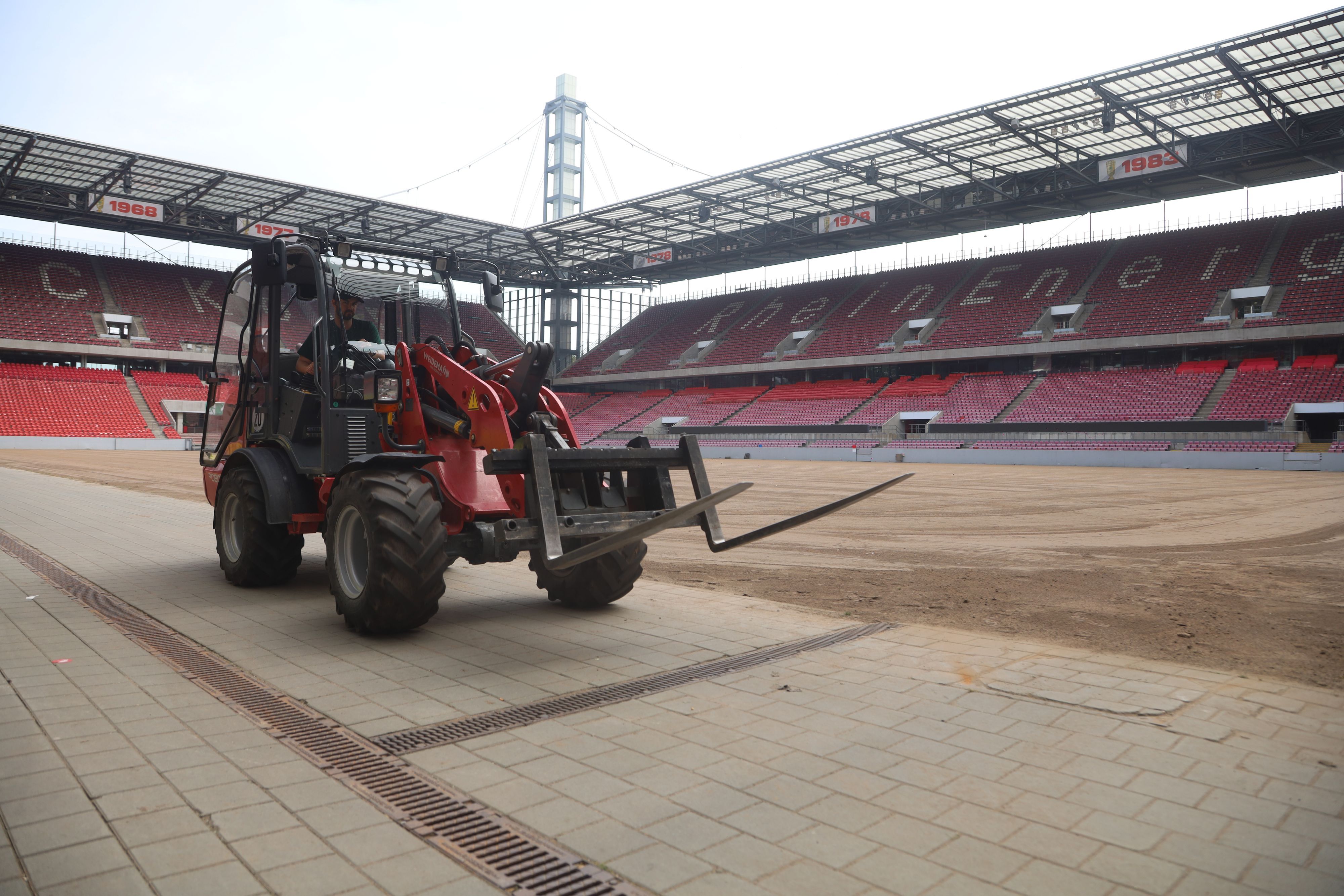 Das Rhein-Energie-Stadion ohne Rasen.