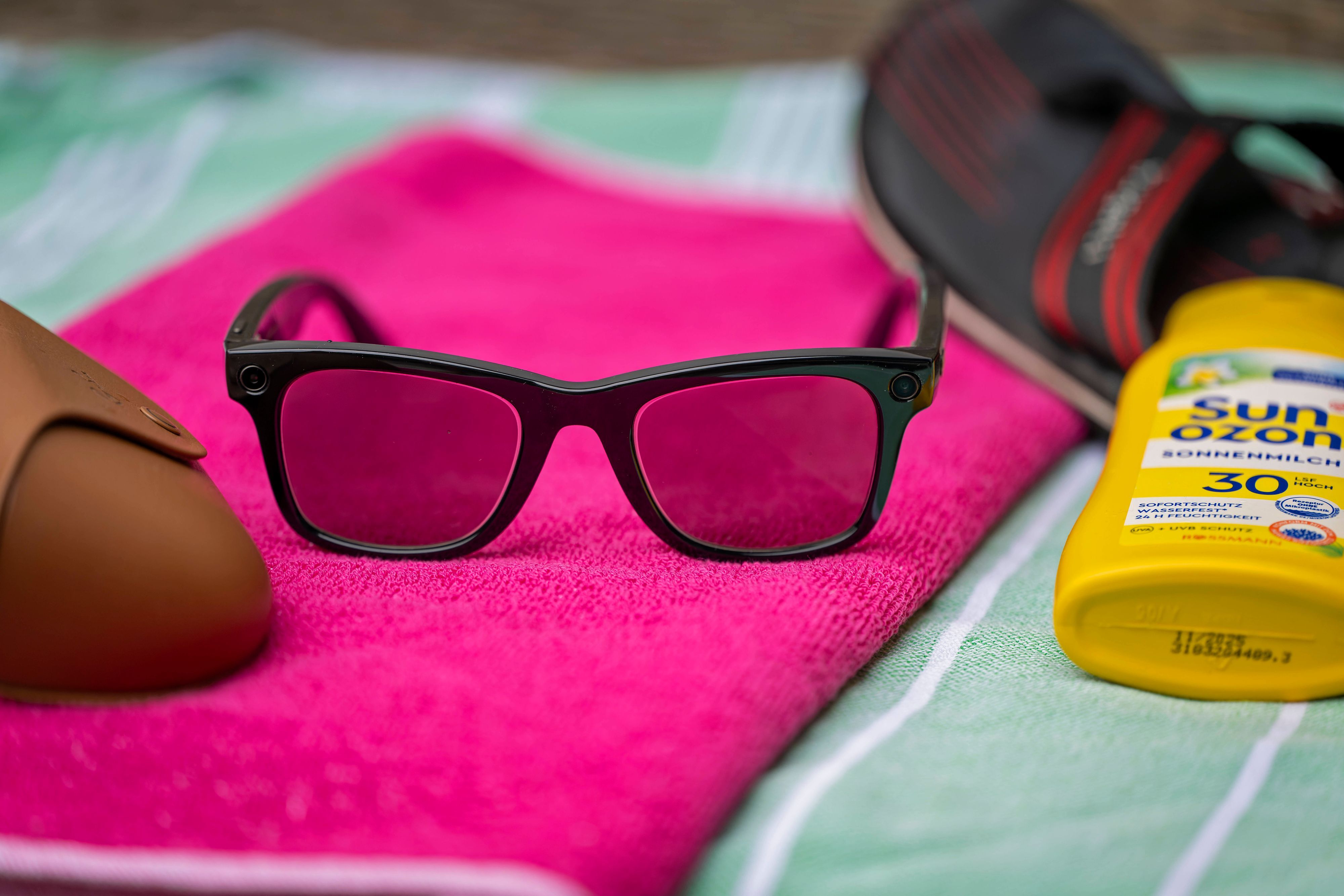 Kaum von einer normalen Brille zu unterscheiden. Hierbei handelt es sich um eine Brille mit Smart Glass. Damit können im Schwimmbad heimlich Aufnahmen gemacht werden.