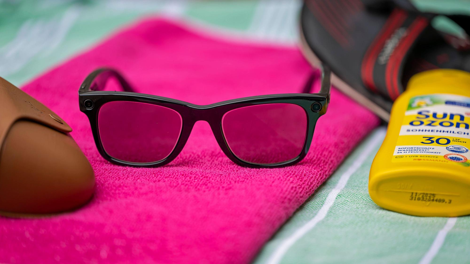 Kaum von einer normalen Brille zu unterscheiden. Hierbei handelt es sich um eine Brille mit Smart Glass. Damit können im Schwimmbad heimlich Aufnahmen gemacht werden.