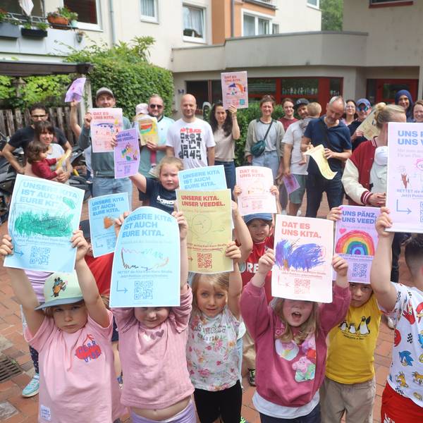 Kinder und ihre Eltern protestieren gegen die mögliche Schließung ihrer Südstadt-Kita.