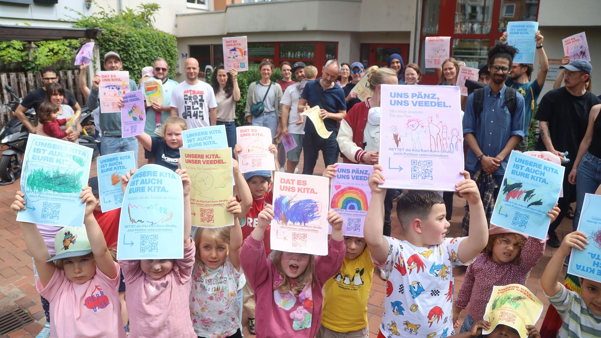 Kinder und ihre Eltern protestieren gegen die mögliche Schließung ihrer Südstadt-Kita.
