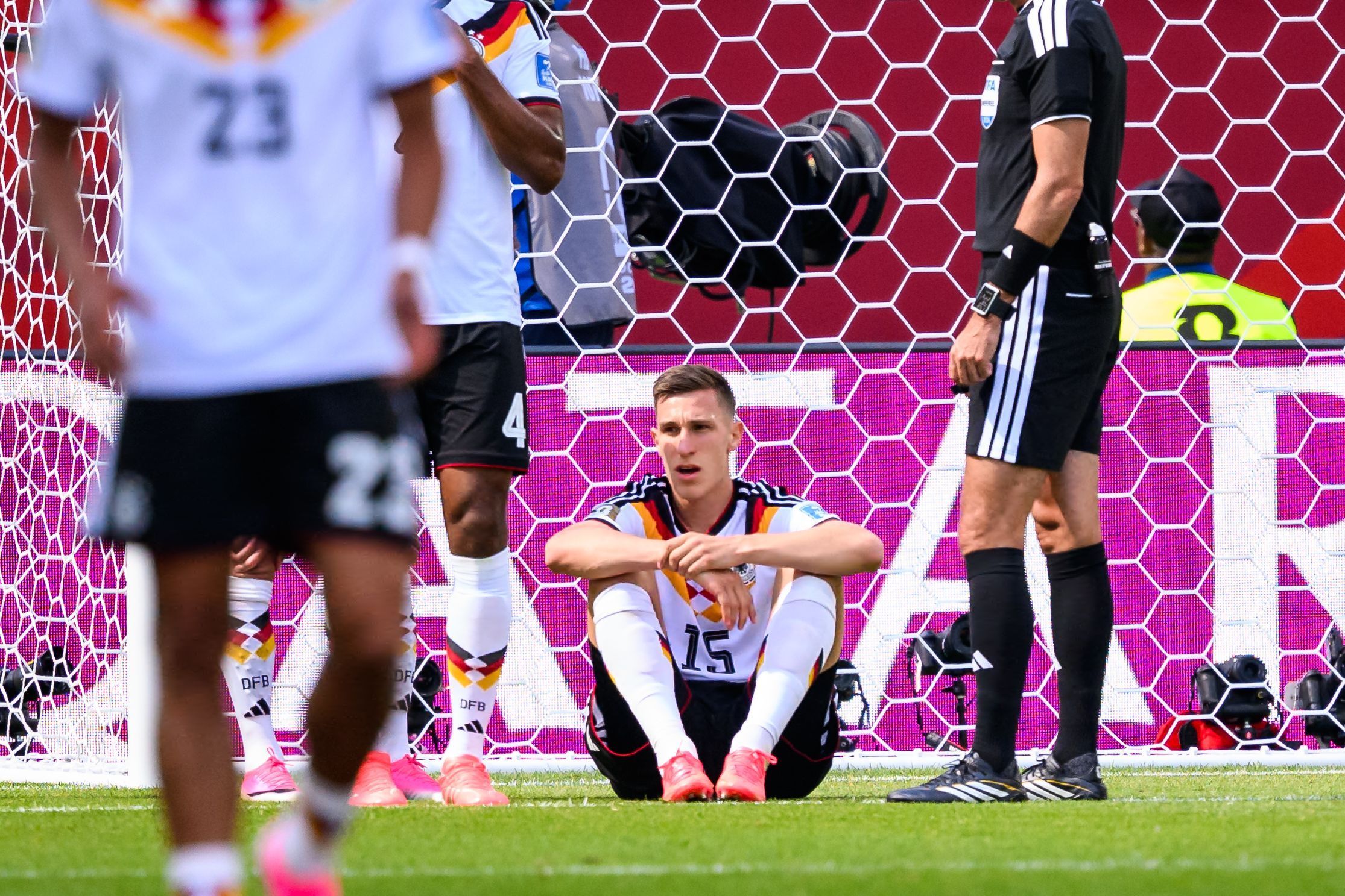 Nico Schlotterbeck sitzt nach einem Zweikampf verletzt auf dem Rasen.